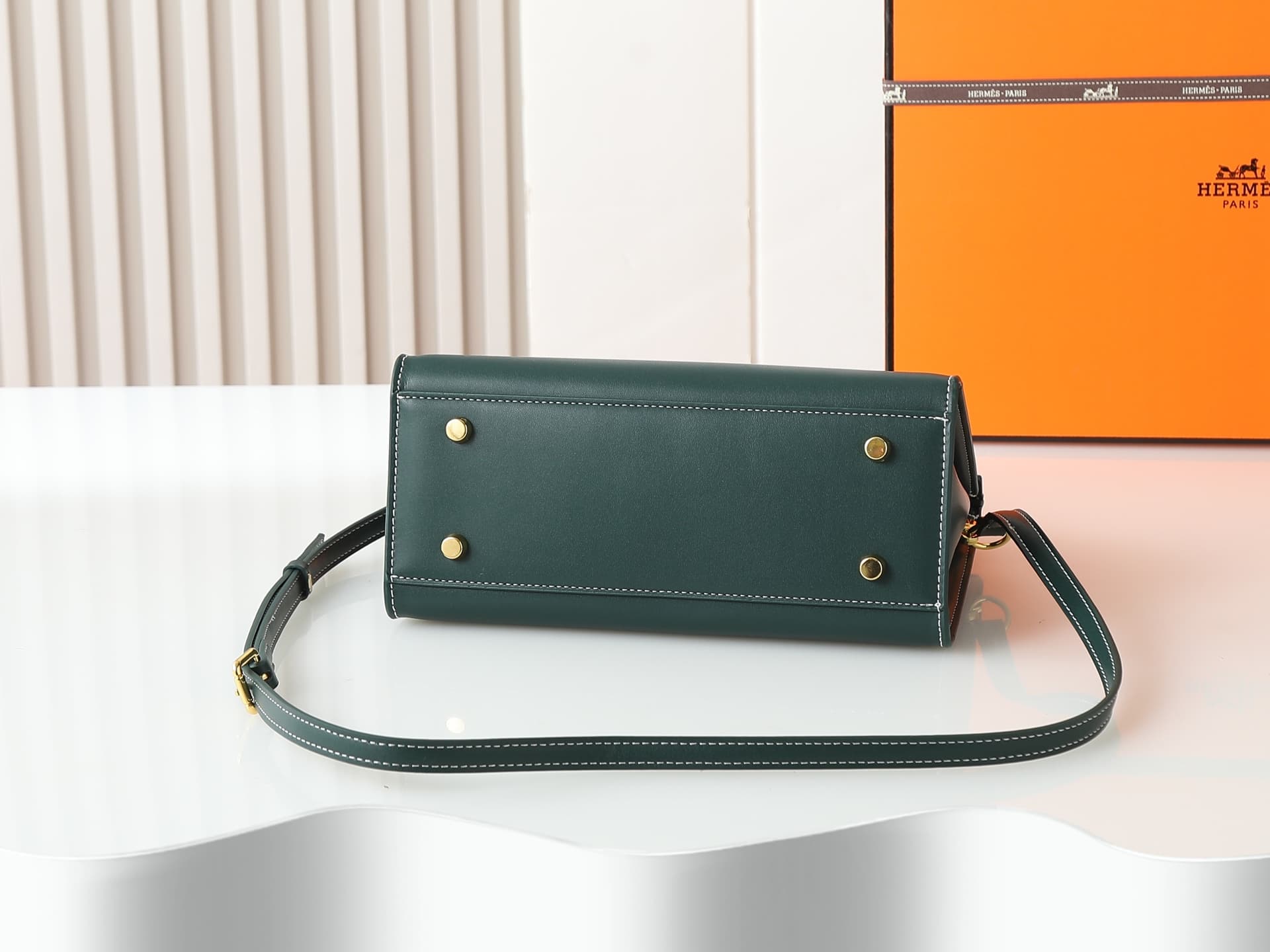 C4644 Medium 300, Small 290, New 11925, Upgraded version of the original model. Hermès platinum flat pattern: white lines; a high-end women’s casual briefcase similar to those available at specialty stores. A crossbody bag with extremely delicate and eleg — image 4