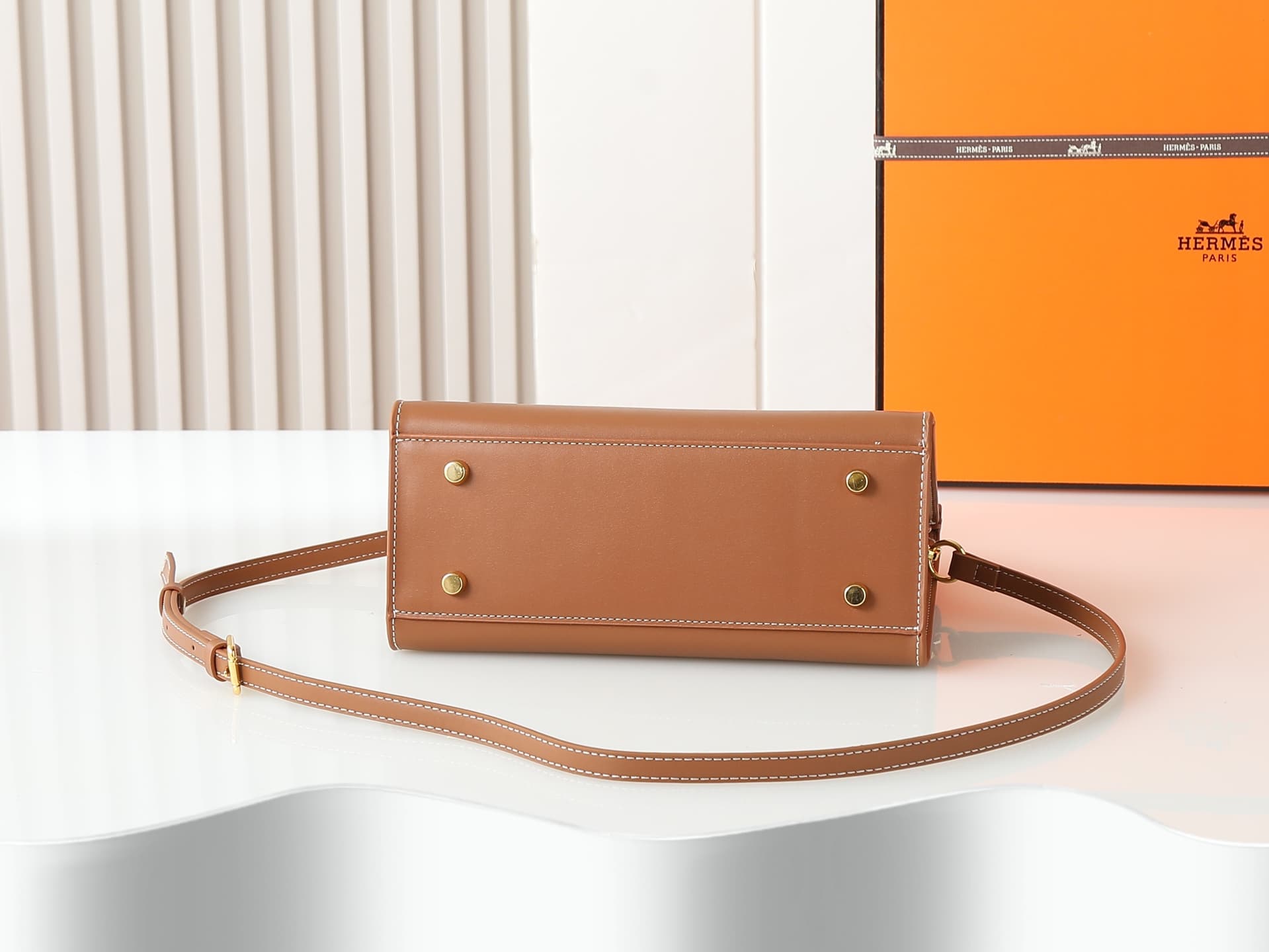 C4642 300, small 290, new model 11925, upgraded version of the original. Hermès platinum flat pattern: white lines; a high-end women’s casual briefcase similar to those available at specialty stores. A crossbody bag with extremely delicate and elegant cra — image 4
