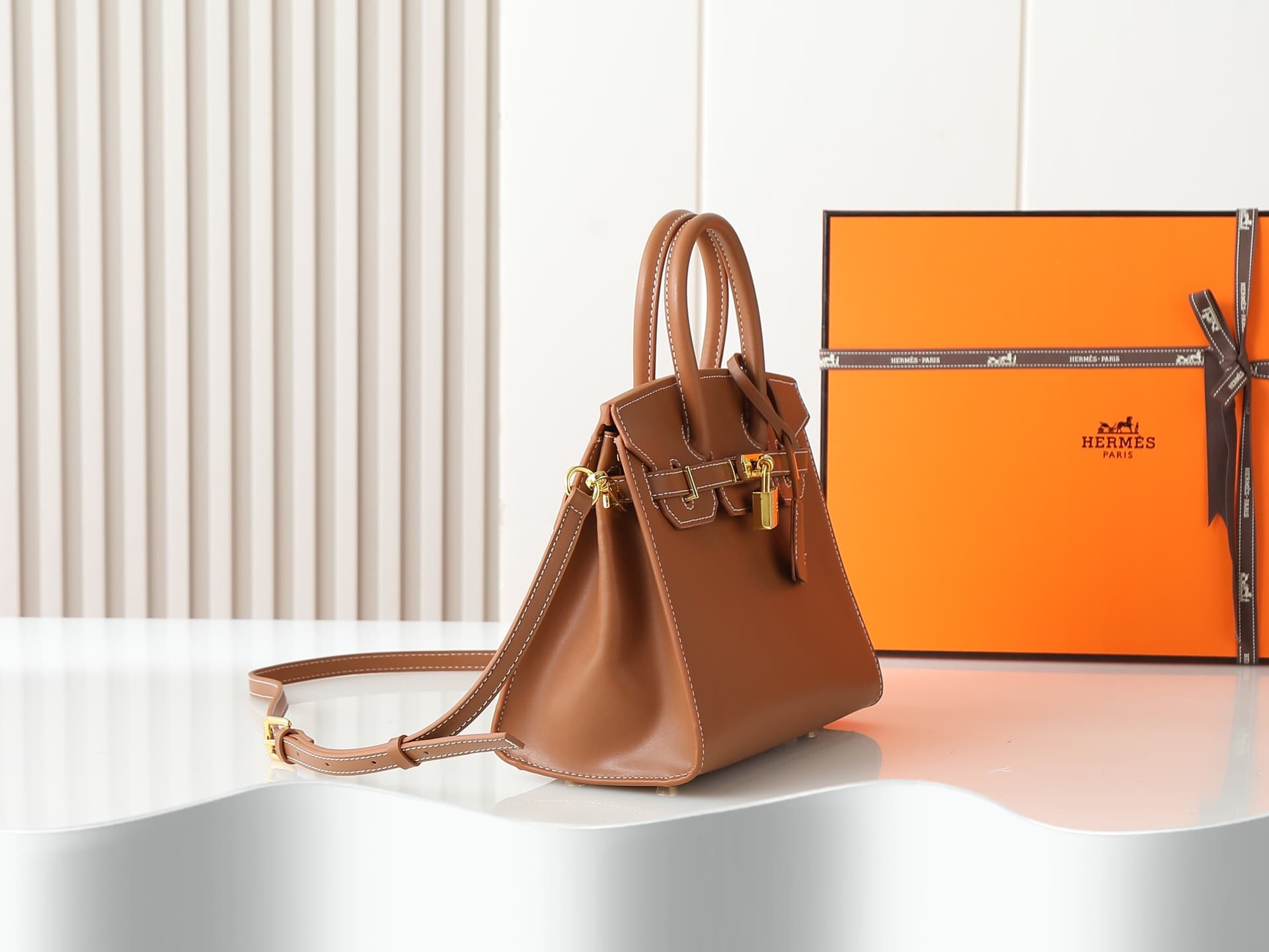 C4642 300, small 290, new model 11925, upgraded version of the original. Hermès platinum flat pattern: white lines; a high-end women’s casual briefcase similar to those available at specialty stores. A crossbody bag with extremely delicate and elegant cra — image 3