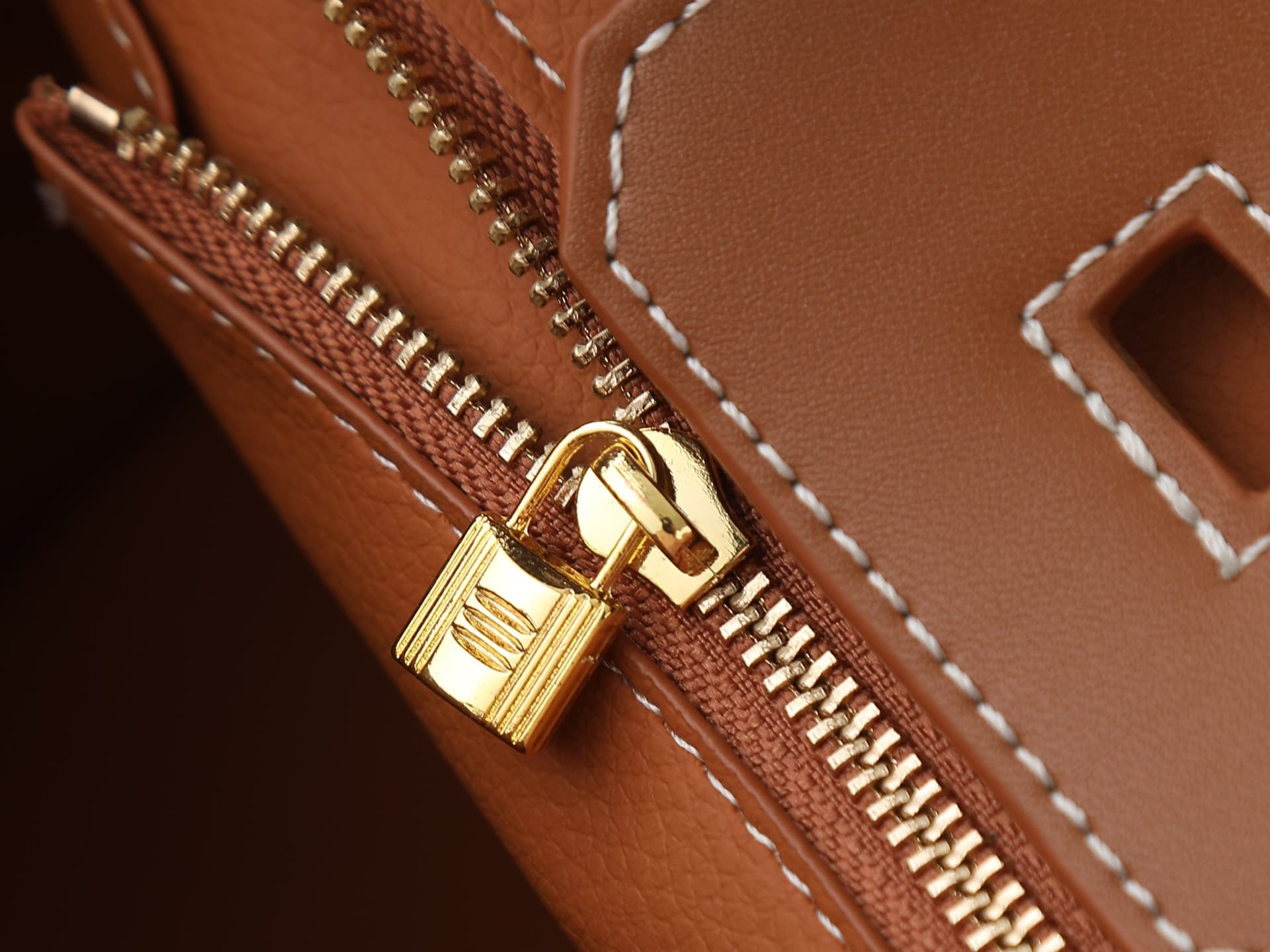 C4642 300, small 290, new model 11925, upgraded version of the original. Hermès platinum flat pattern: white lines; a high-end women’s casual briefcase similar to those available at specialty stores. A crossbody bag with extremely delicate and elegant cra — image 7