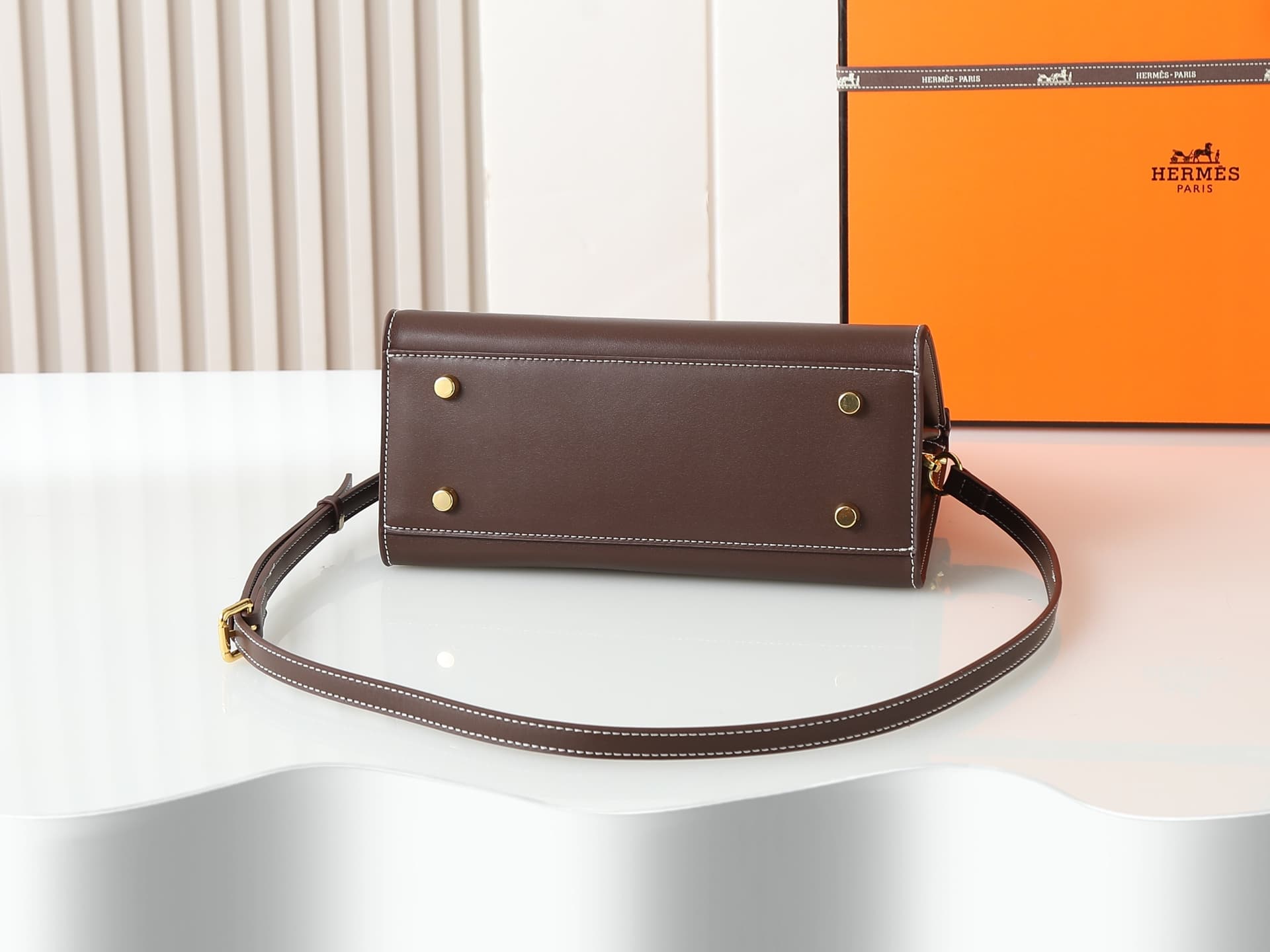 C4936 Medium 300, Small 290, New 11925, Upgraded version of the original model. Hermès platinum flat pattern: white lines; a high-end women’s casual briefcase identical to those found at specialty stores. Crossbody bag – extremely well-made and elegant in — image 4
