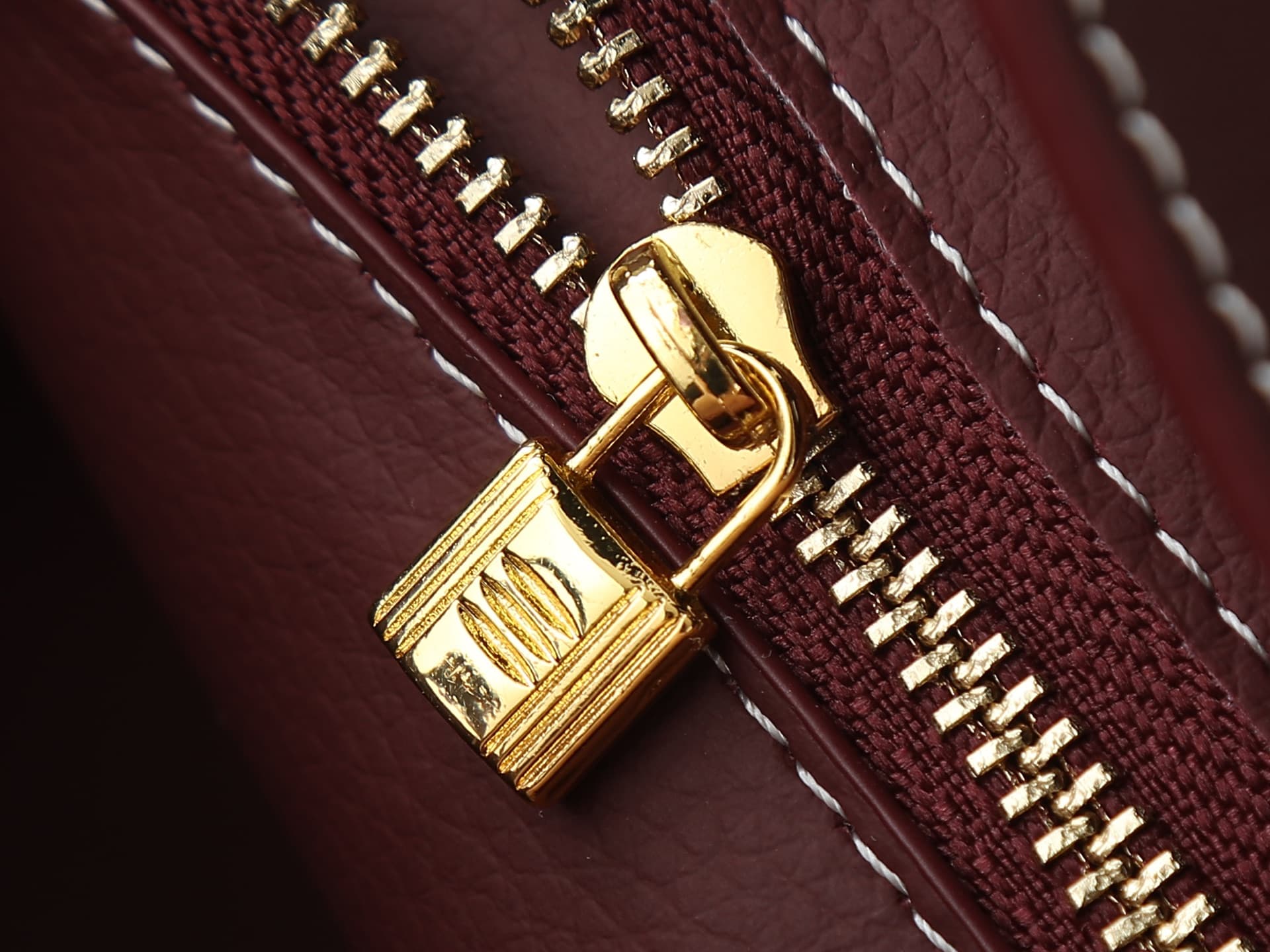C4935 Medium 300, Small 290, New model 11925, Upgraded version of the original. Hermès platinum plain pattern: white lines; same high-end women’s casual briefcase style as those available at specialty stores. Crossbody bag – exquisitely crafted and elegan — image 5