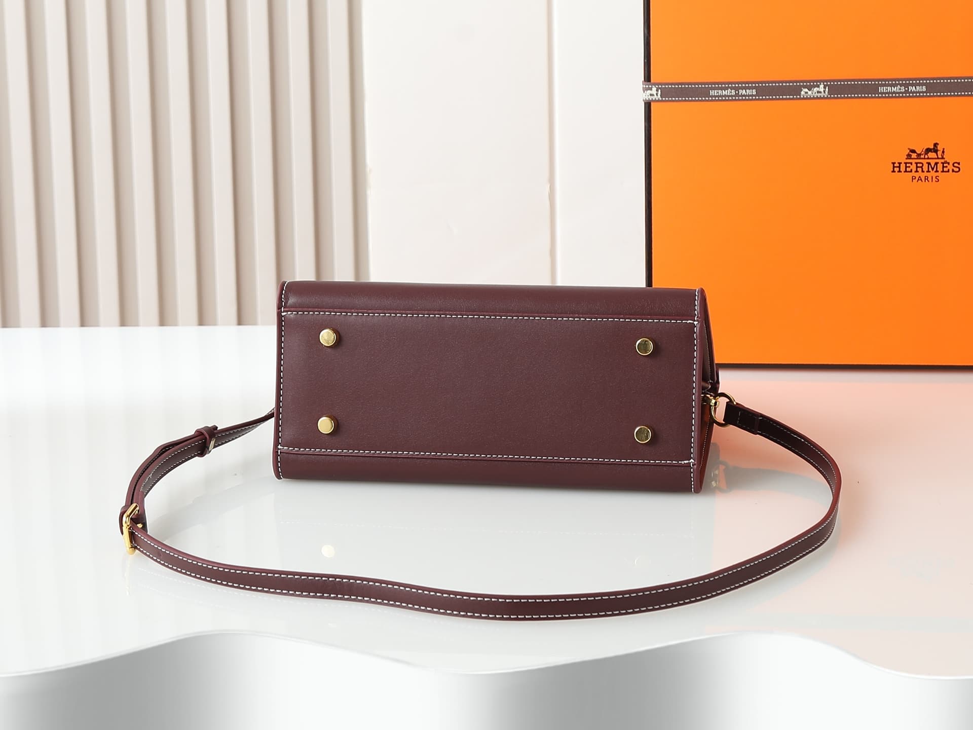 C4935 Medium 300, Small 290, New model 11925, Upgraded version of the original. Hermès platinum plain pattern: white lines; same high-end women’s casual briefcase style as those available at specialty stores. Crossbody bag – exquisitely crafted and elegan — image 4