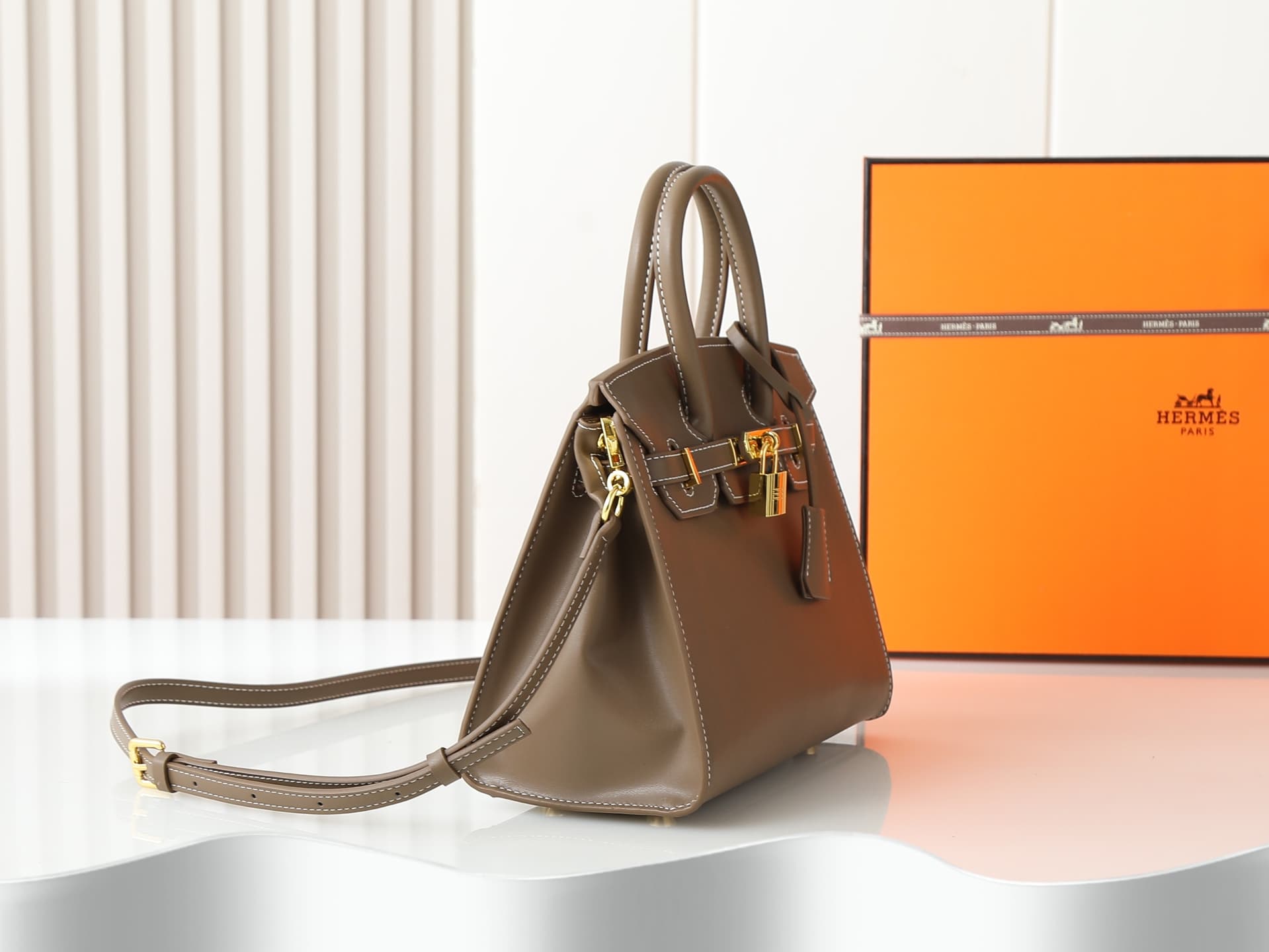 C4934 Medium 300, Small 290, New 11925, Upgraded version of the original model. Hermès platinum flat pattern: white lines; a high-end women’s casual briefcase similar to those found at specialty stores. It’s a crossbody bag with extremely exquisite and el — image 3
