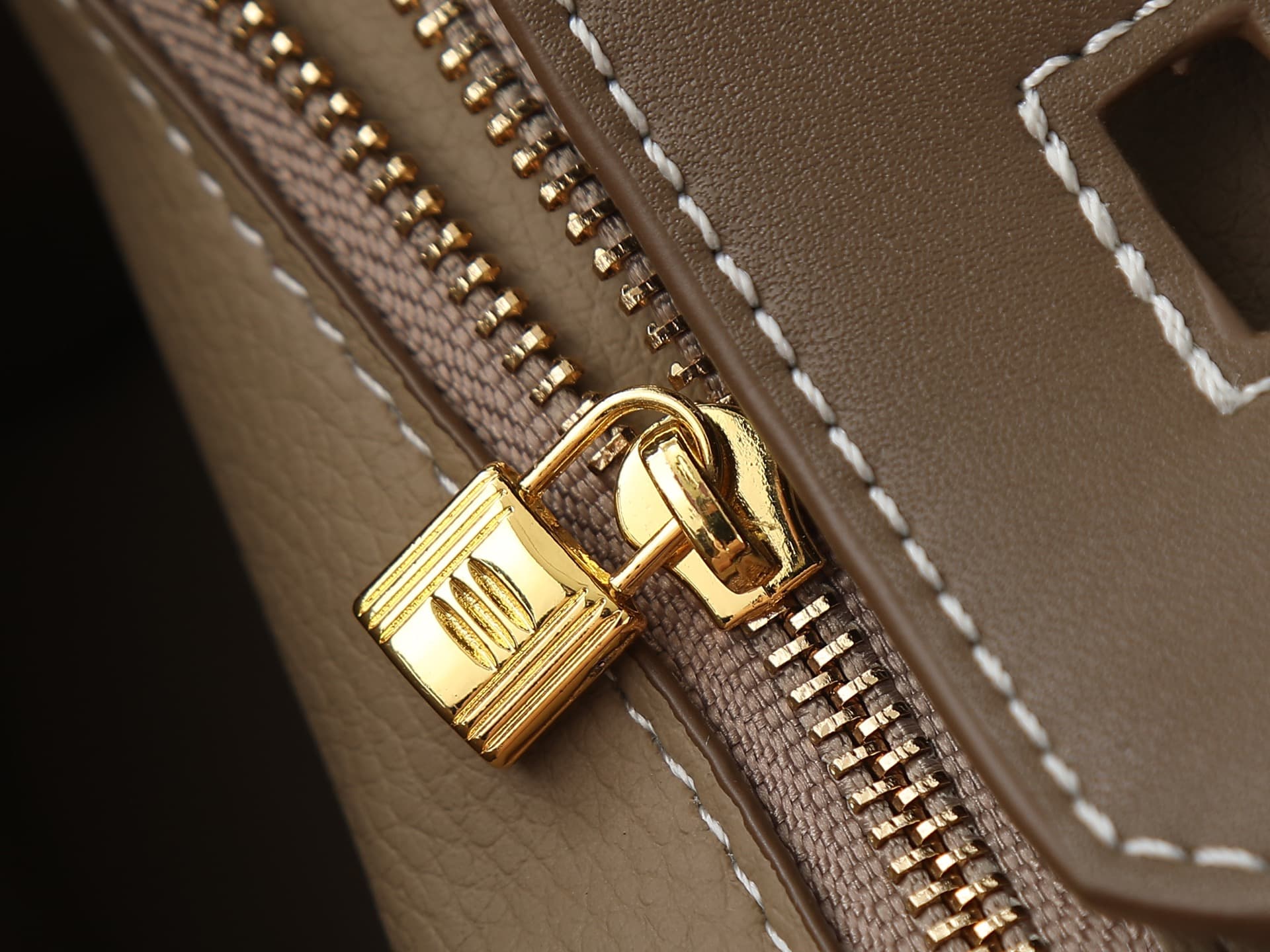 C4934 Medium 300, Small 290, New 11925, Upgraded version of the original model. Hermès platinum flat pattern: white lines; a high-end women’s casual briefcase similar to those found at specialty stores. It’s a crossbody bag with extremely exquisite and el — image 5