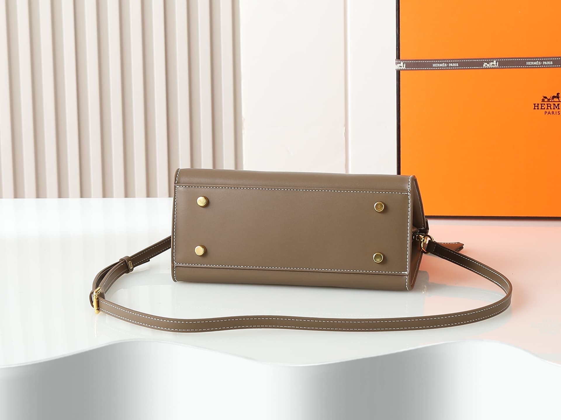 C4934 Medium 300, Small 290, New 11925, Upgraded version of the original model. Hermès platinum flat pattern: white lines; a high-end women’s casual briefcase similar to those found at specialty stores. It’s a crossbody bag with extremely exquisite and el — image 4