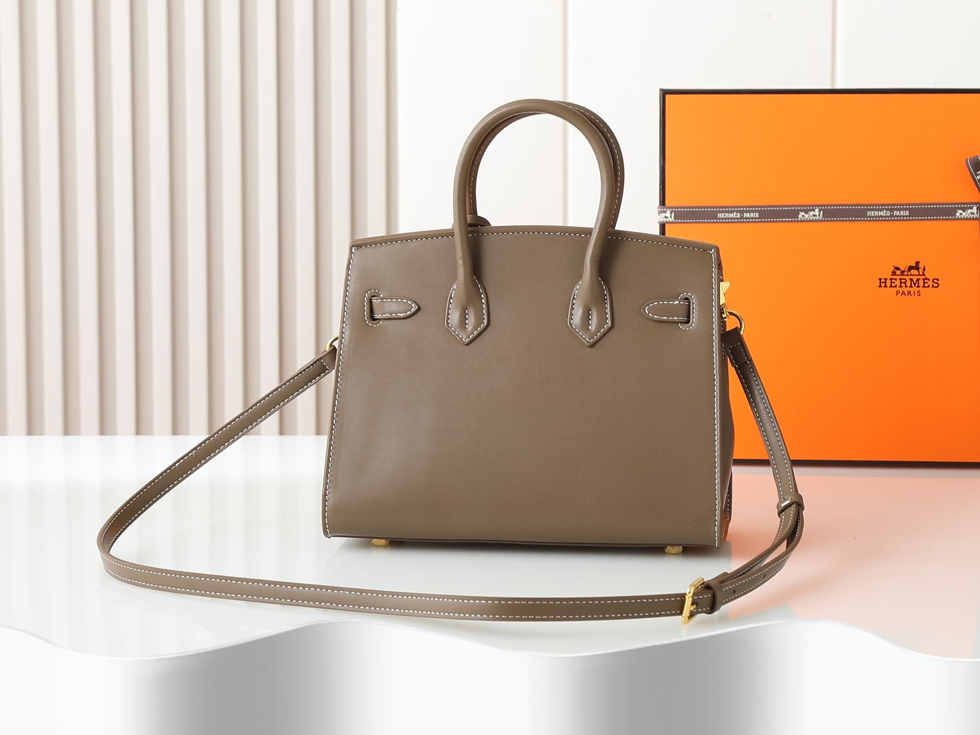 C4934 Medium 300, Small 290, New 11925, Upgraded version of the original model. Hermès platinum flat pattern: white lines; a high-end women’s casual briefcase similar to those found at specialty stores. It’s a crossbody bag with extremely exquisite and el — image 2