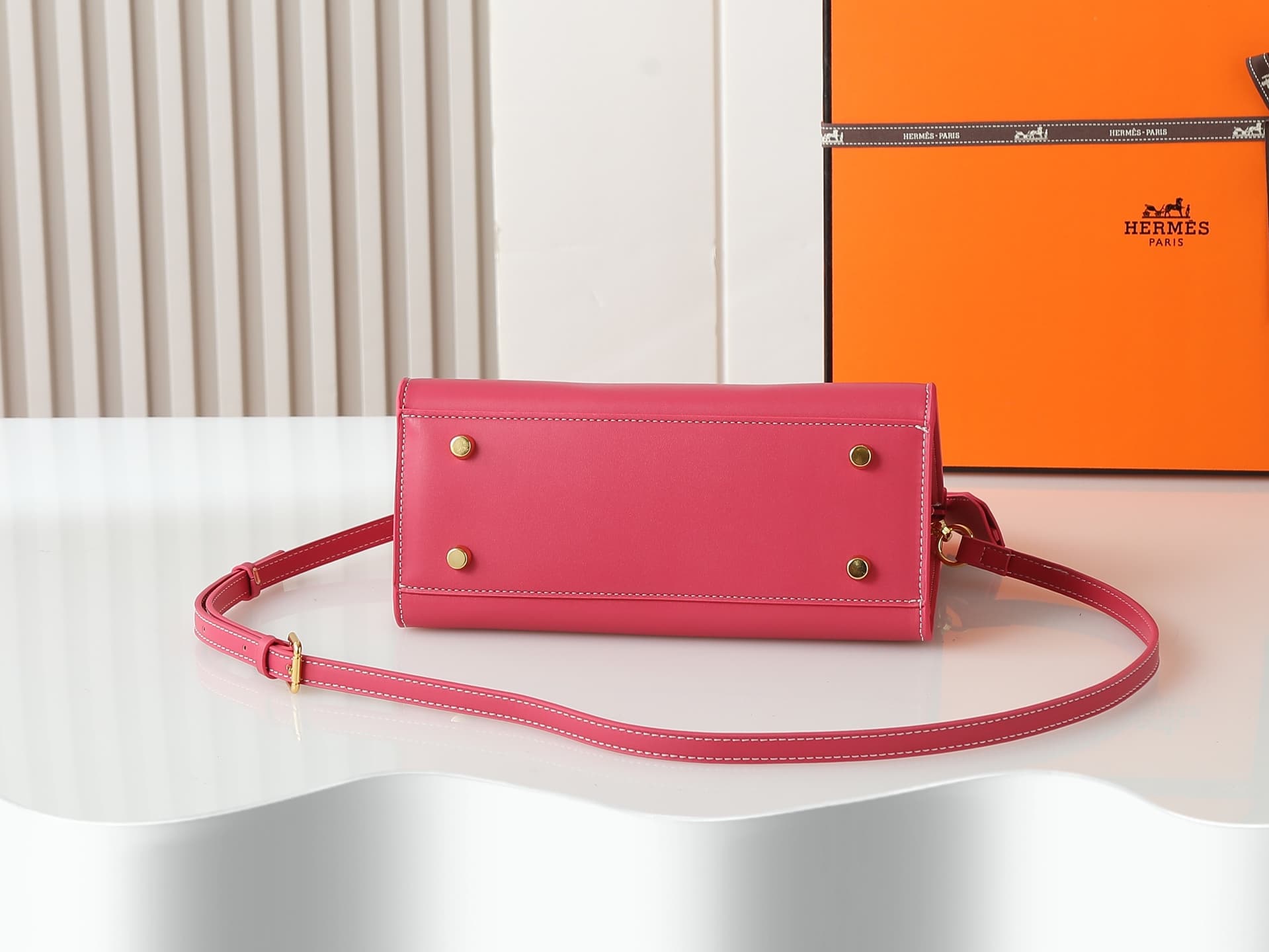 C4932 Medium 300, Small 290, New 11925, Upgraded version of the original model. Hermès platinum flat pattern: white lines; a high-end women’s casual briefcase similar to those available at specialty stores. A crossbody bag with extremely delicate and eleg — image 4