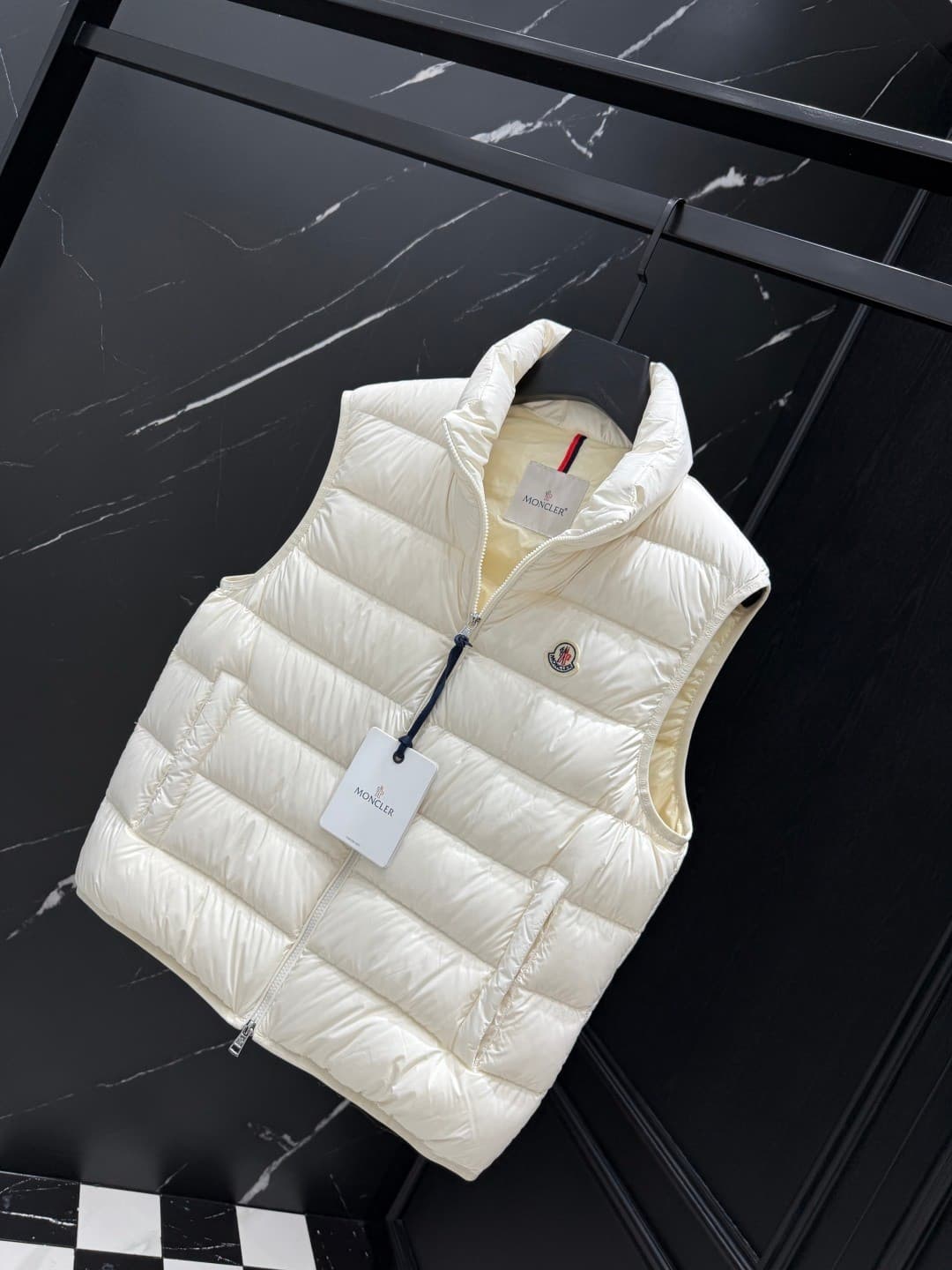 C11037 2026 new autumn/winter down vest 🆕 Original custom hardware components, all imported and specially made. Welcome to compare. Absolutely high quality. Made with top-tier 95 white duck down, ultra soft, with sufficient fluffiness and fullness. Superl — image 7