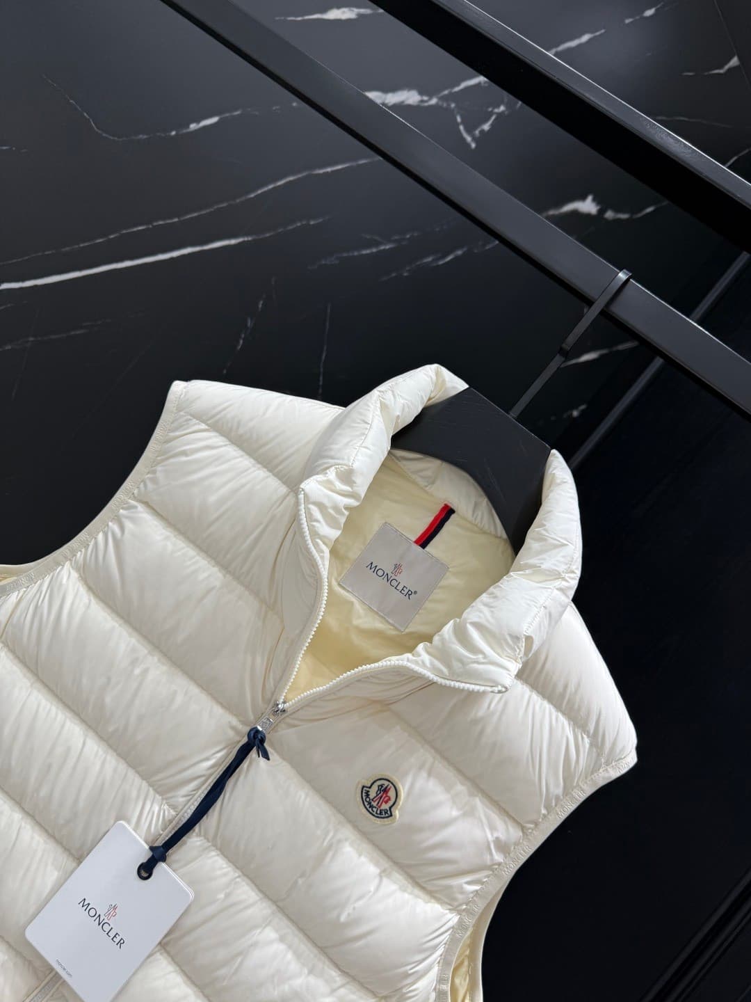 C11037 2026 new autumn/winter down vest 🆕 Original custom hardware components, all imported and specially made. Welcome to compare. Absolutely high quality. Made with top-tier 95 white duck down, ultra soft, with sufficient fluffiness and fullness. Superl — image 6