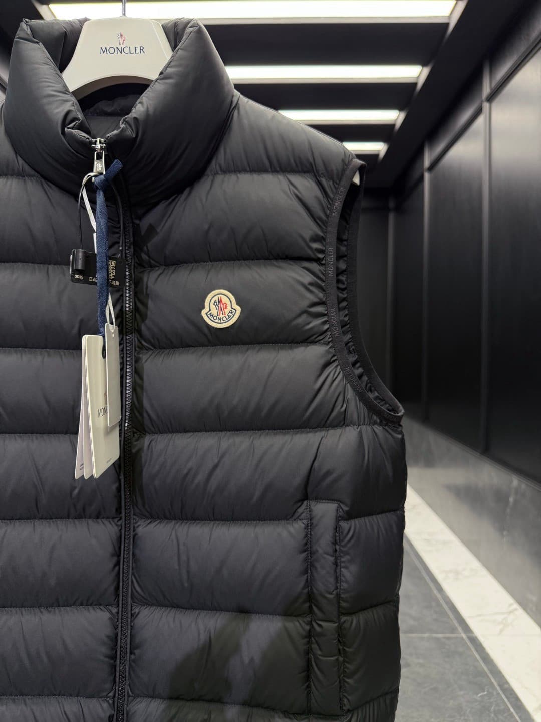C11038 2026 New fall/winter down vest 🆕 Original custom metal accessories, all imported. Welcome to compare. Absolutely high quality. Made with top-quality 95 white duck down – ultra soft, with ample fluffy filling. Exquisite craftsmanship. Perfect fit. N — image 4