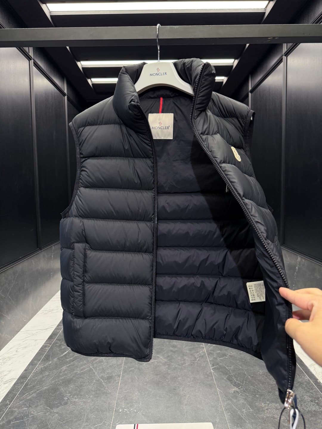 C11038 2026 New fall/winter down vest 🆕 Original custom metal accessories, all imported. Welcome to compare. Absolutely high quality. Made with top-quality 95 white duck down – ultra soft, with ample fluffy filling. Exquisite craftsmanship. Perfect fit. N — image 7