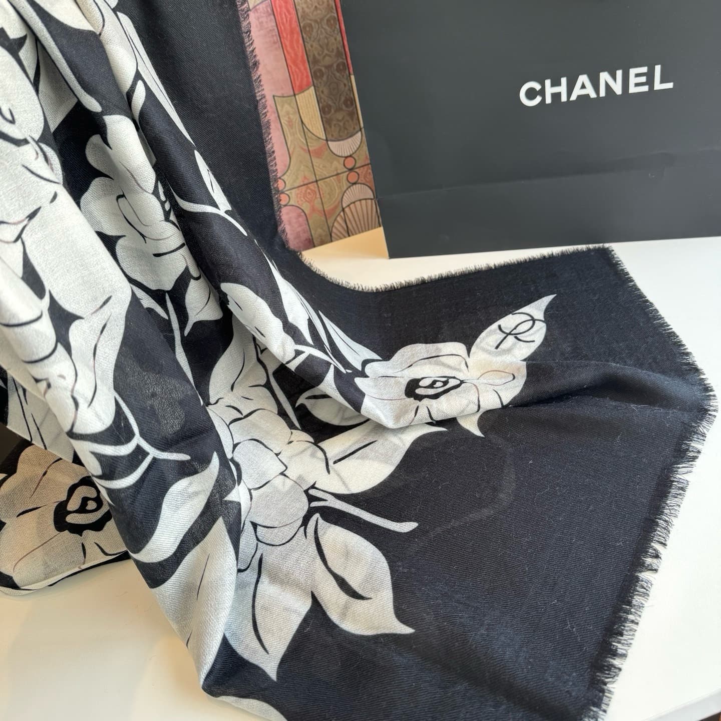 C30731 2026 In 202X, Chanel launched its autumn/winter collection earlier than usual; this item is very popular among women. — image 2