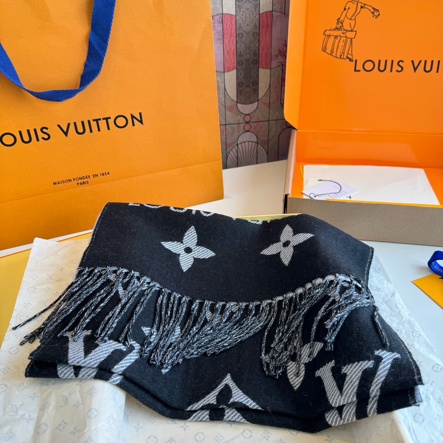 C30726 L brand. The [high-quality version] features the “L” logo on its new products! [L’s new 5 color dual-sided wool scarf] comes in sizes 180, 30cm, and 100. This wool scarf showcases the classic Monogram pattern in a more pronounced way, highlighting  — image 5