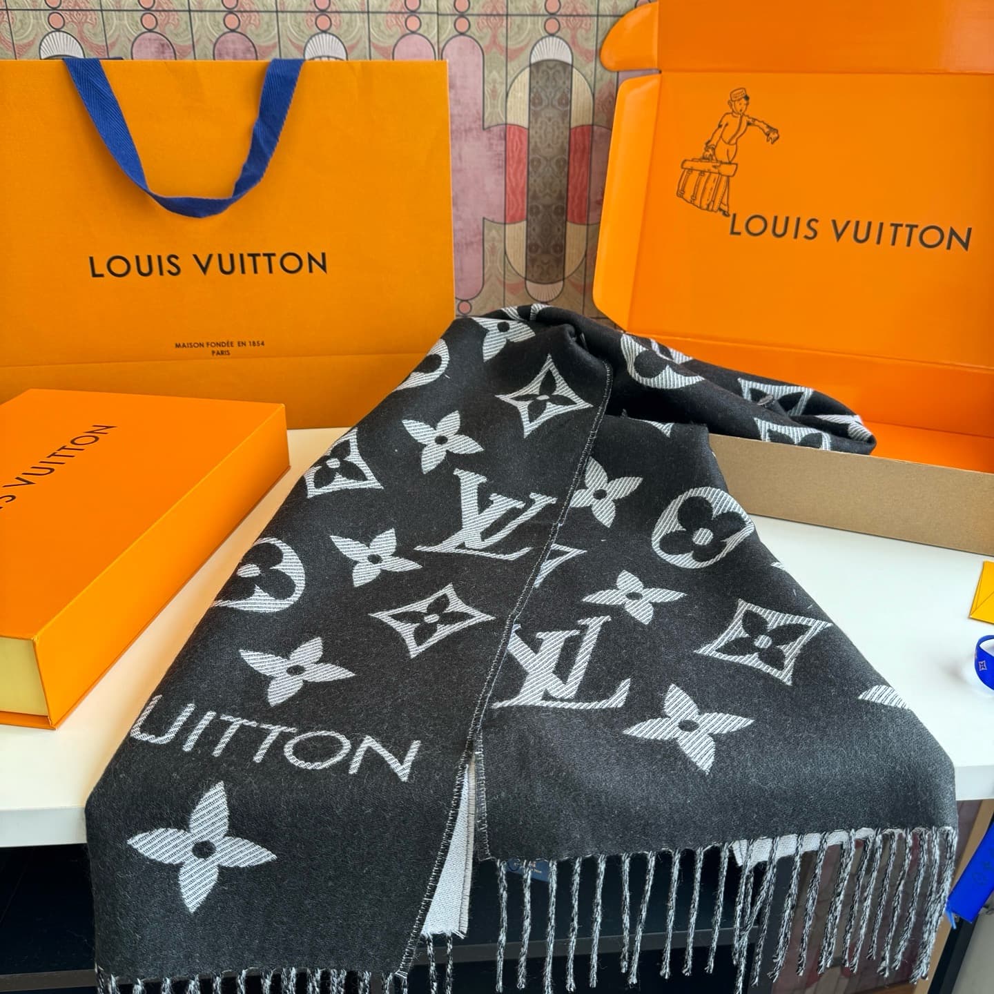 C30726 L brand. The [high-quality version] features the “L” logo on its new products! [L’s new 5 color dual-sided wool scarf] comes in sizes 180, 30cm, and 100. This wool scarf showcases the classic Monogram pattern in a more pronounced way, highlighting  — image 6
