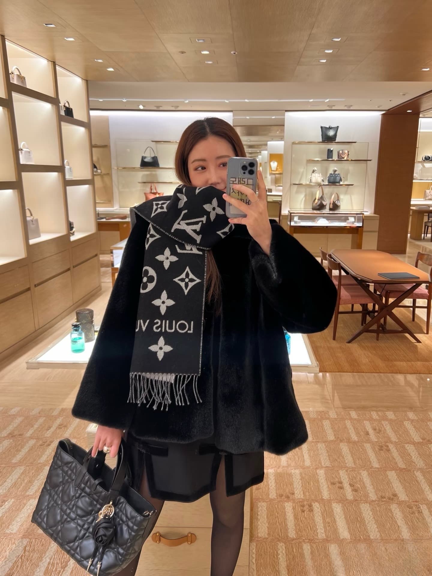 C30726 L brand. The [high-quality version] features the “L” logo on its new products! [L’s new 5 color dual-sided wool scarf] comes in sizes 180, 30cm, and 100. This wool scarf showcases the classic Monogram pattern in a more pronounced way, highlighting  — image 1