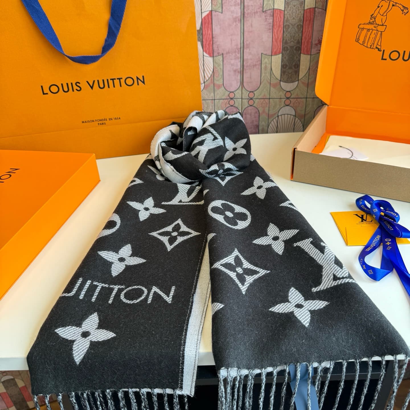 C30726 L brand. The [high-quality version] features the “L” logo on its new products! [L’s new 5 color dual-sided wool scarf] comes in sizes 180, 30cm, and 100. This wool scarf showcases the classic Monogram pattern in a more pronounced way, highlighting  — image 4