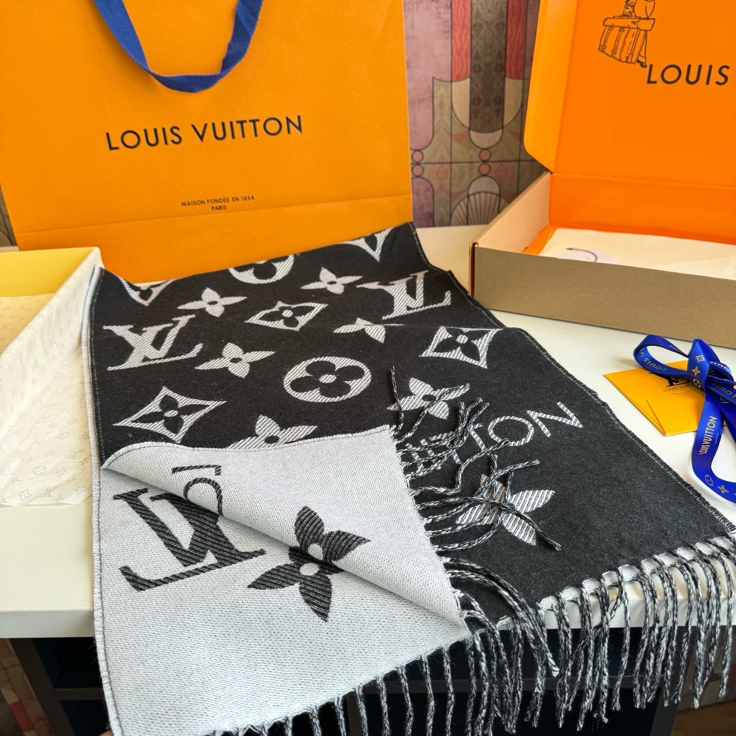 C30726 L brand. The [high-quality version] features the “L” logo on its new products! [L’s new 5 color dual-sided wool scarf] comes in sizes 180, 30cm, and 100. This wool scarf showcases the classic Monogram pattern in a more pronounced way, highlighting  — image 8