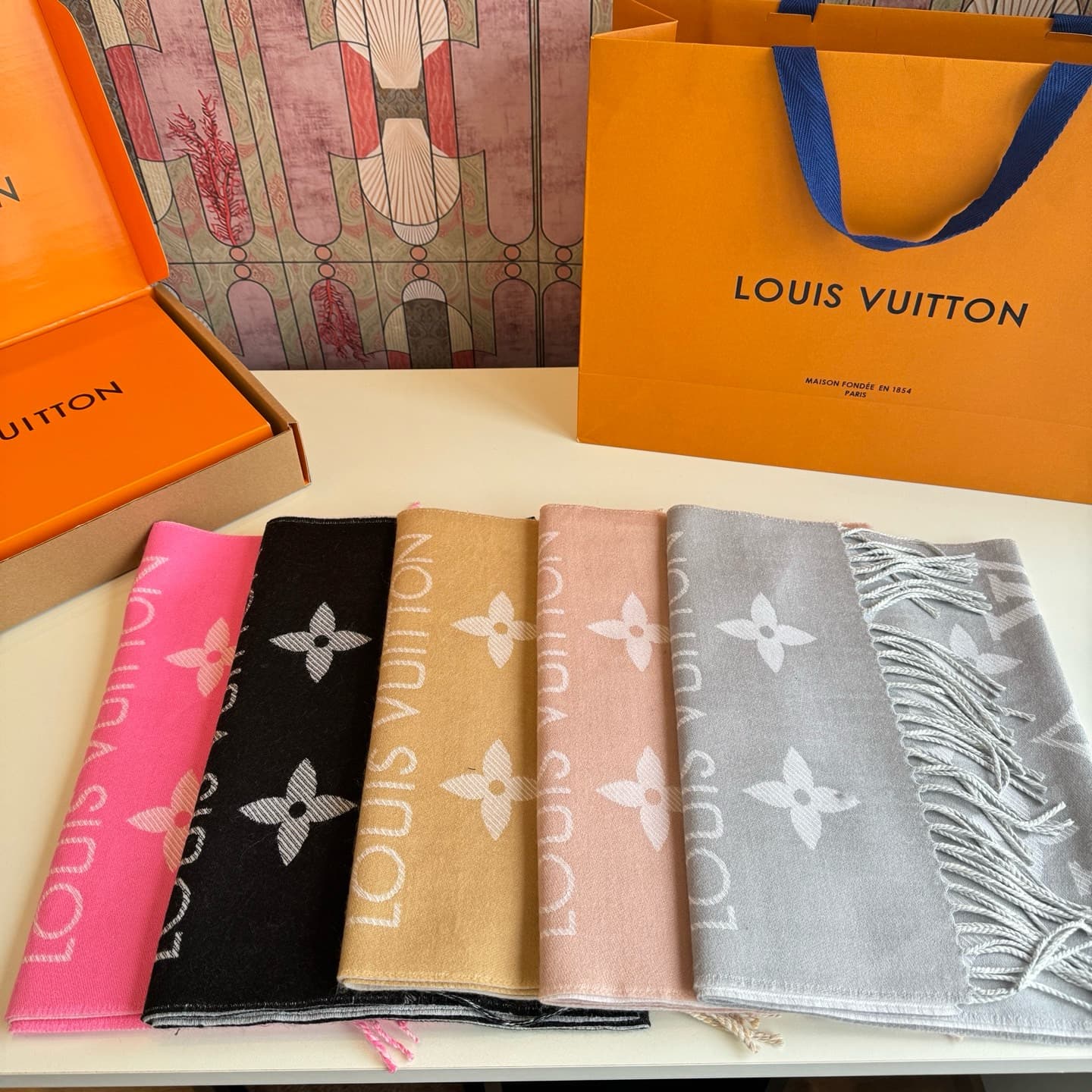 C30726 L brand. The [high-quality version] features the “L” logo on its new products! [L’s new 5 color dual-sided wool scarf] comes in sizes 180, 30cm, and 100. This wool scarf showcases the classic Monogram pattern in a more pronounced way, highlighting  — image 3