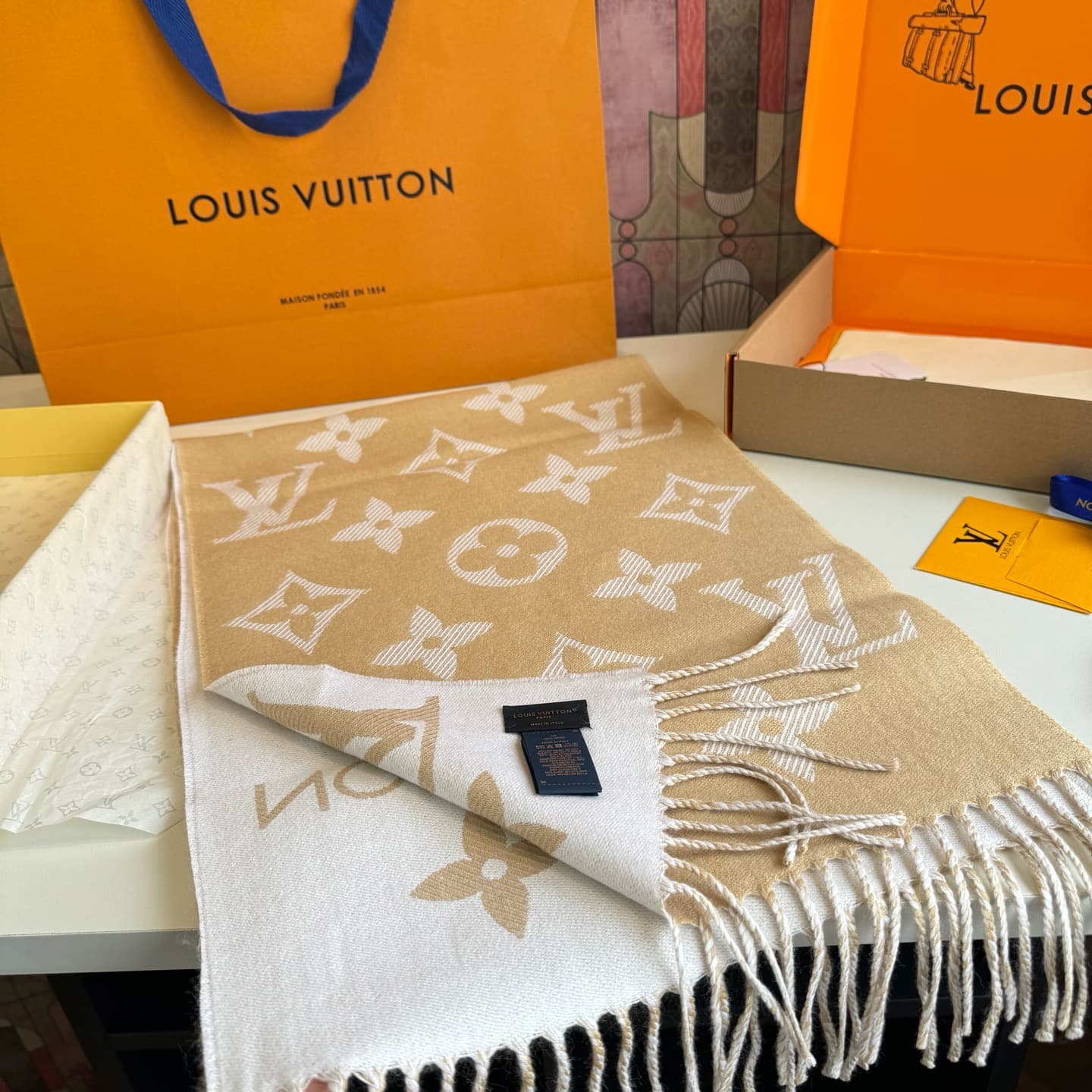 C30724 L brand. The new product from the “High Edition” line features the “L” logo! 【The new 5 colorful double-sided wool scarf from Simply L】 Colors include 180, 30cm, and 100. This wool scarf showcases the classic Monogram pattern in a more prominent wa — image 6