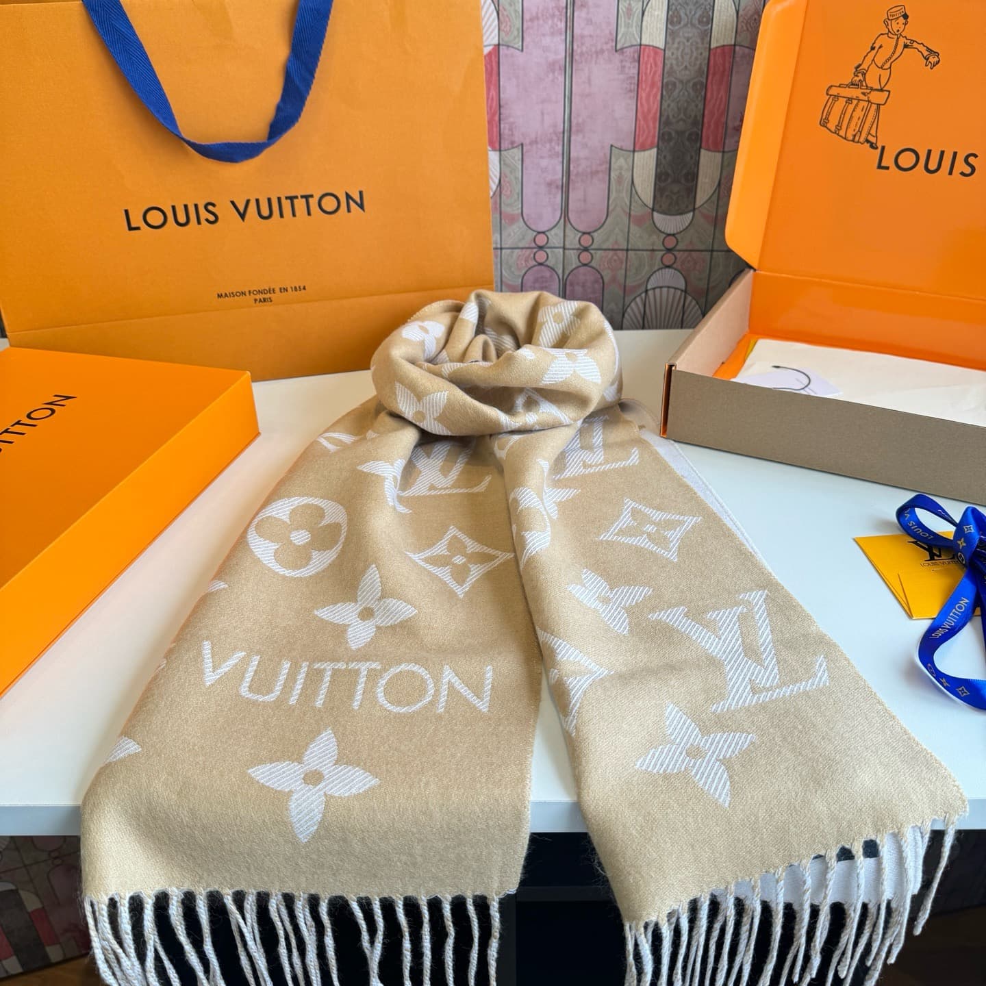 C30724 L brand. The new product from the “High Edition” line features the “L” logo! 【The new 5 colorful double-sided wool scarf from Simply L】 Colors include 180, 30cm, and 100. This wool scarf showcases the classic Monogram pattern in a more prominent wa — image 4