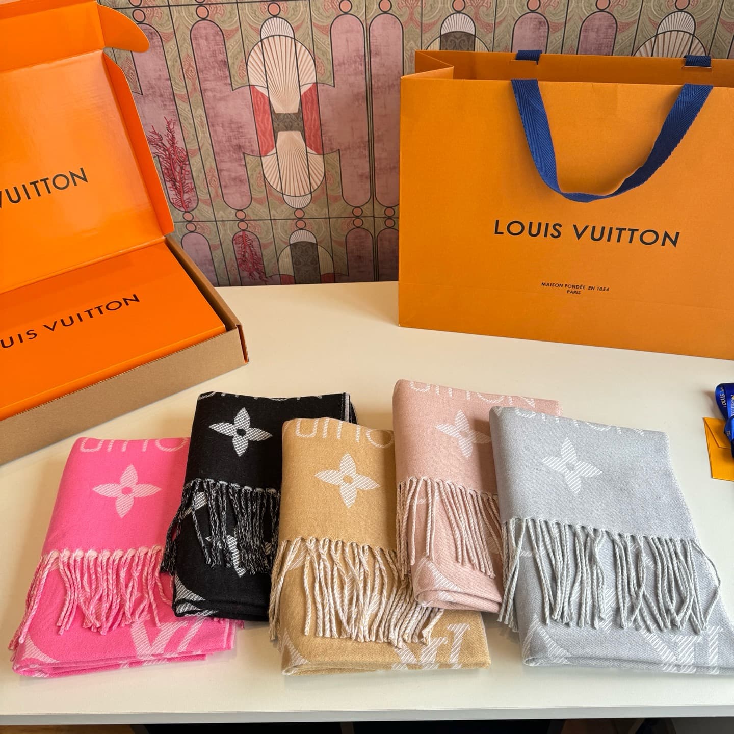 C30724 L brand. The new product from the “High Edition” line features the “L” logo! 【The new 5 colorful double-sided wool scarf from Simply L】 Colors include 180, 30cm, and 100. This wool scarf showcases the classic Monogram pattern in a more prominent wa — image 3