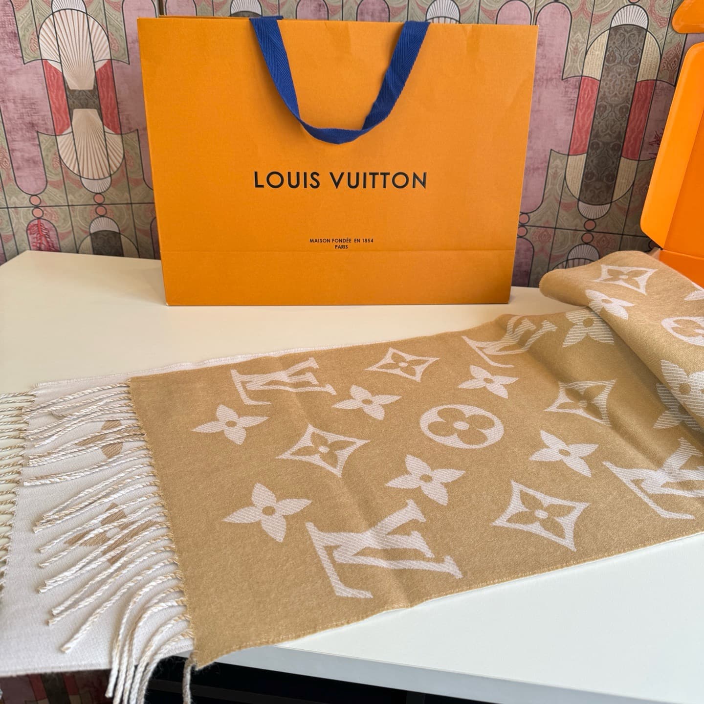 C30724 L brand. The new product from the “High Edition” line features the “L” logo! 【The new 5 colorful double-sided wool scarf from Simply L】 Colors include 180, 30cm, and 100. This wool scarf showcases the classic Monogram pattern in a more prominent wa — image 8