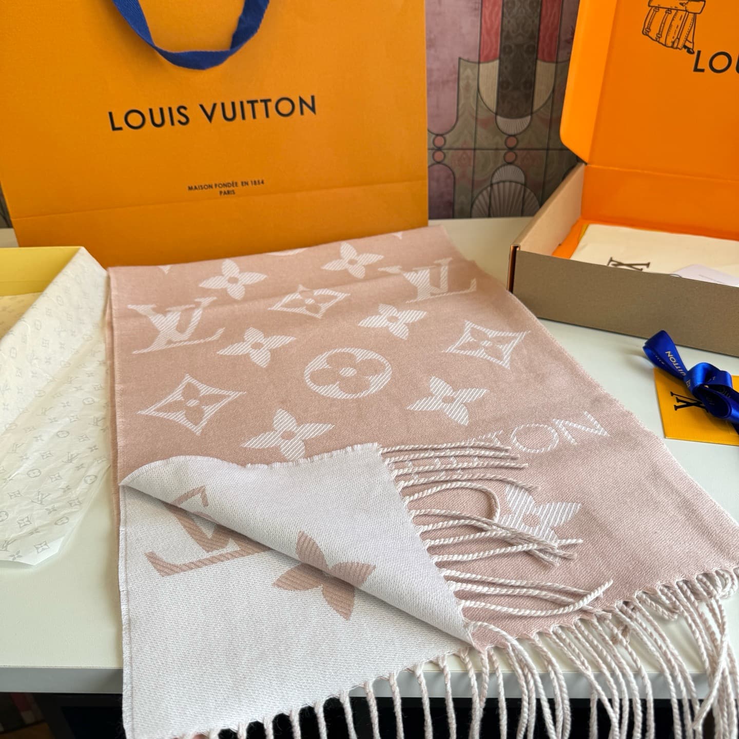C30723 L family. The “High version” features the “L” logo on its new products! 【The L family’s new 5 color double-sided wool scarf】 180*30cm, 100% wool. The Simply L family’s scarf highlights the classic Monogram pattern, enhancing the design heritage whi — image 6