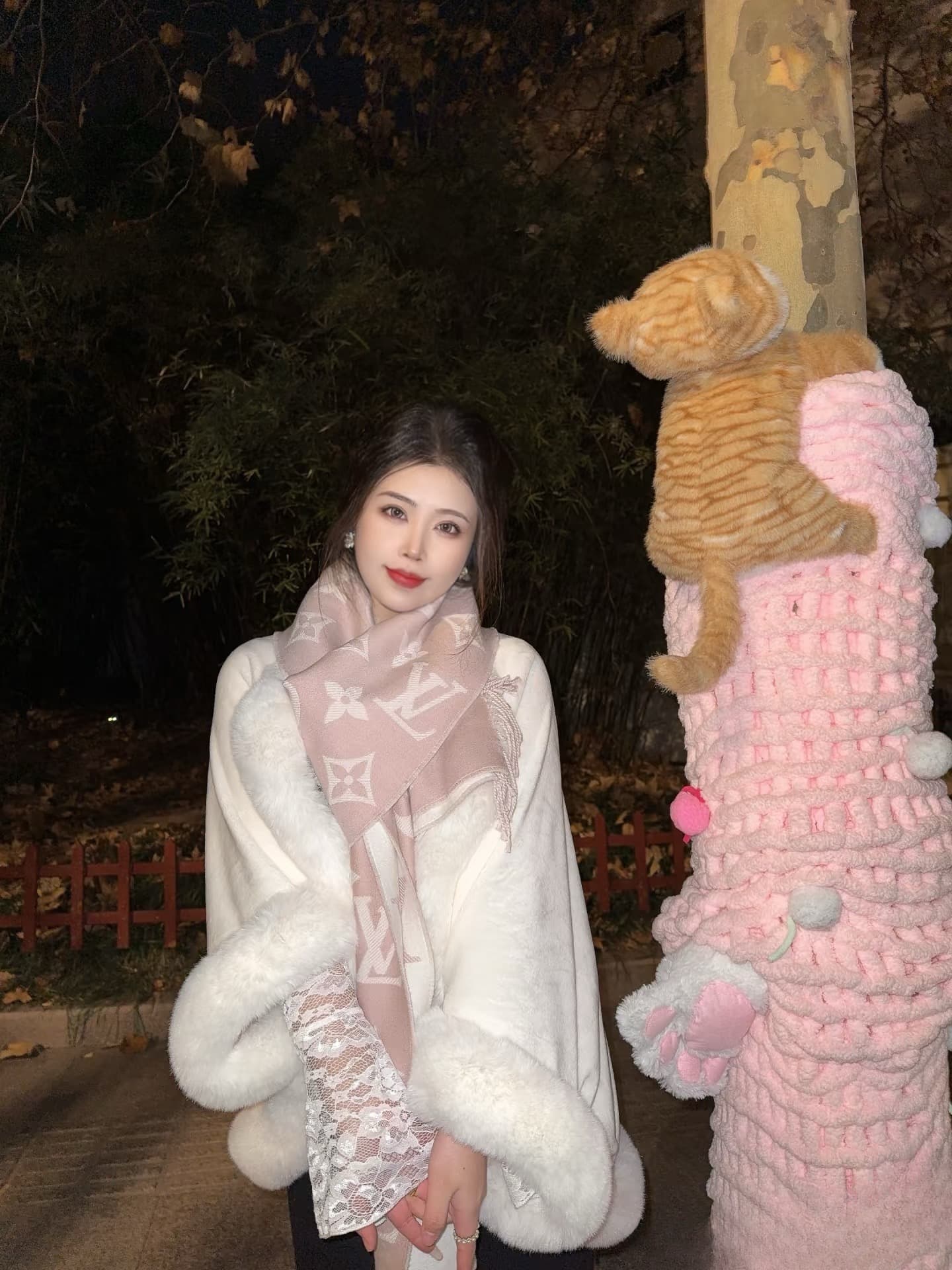C30723 L family. The “High version” features the “L” logo on its new products! 【The L family’s new 5 color double-sided wool scarf】 180*30cm, 100% wool. The Simply L family’s scarf highlights the classic Monogram pattern, enhancing the design heritage whi — image 2