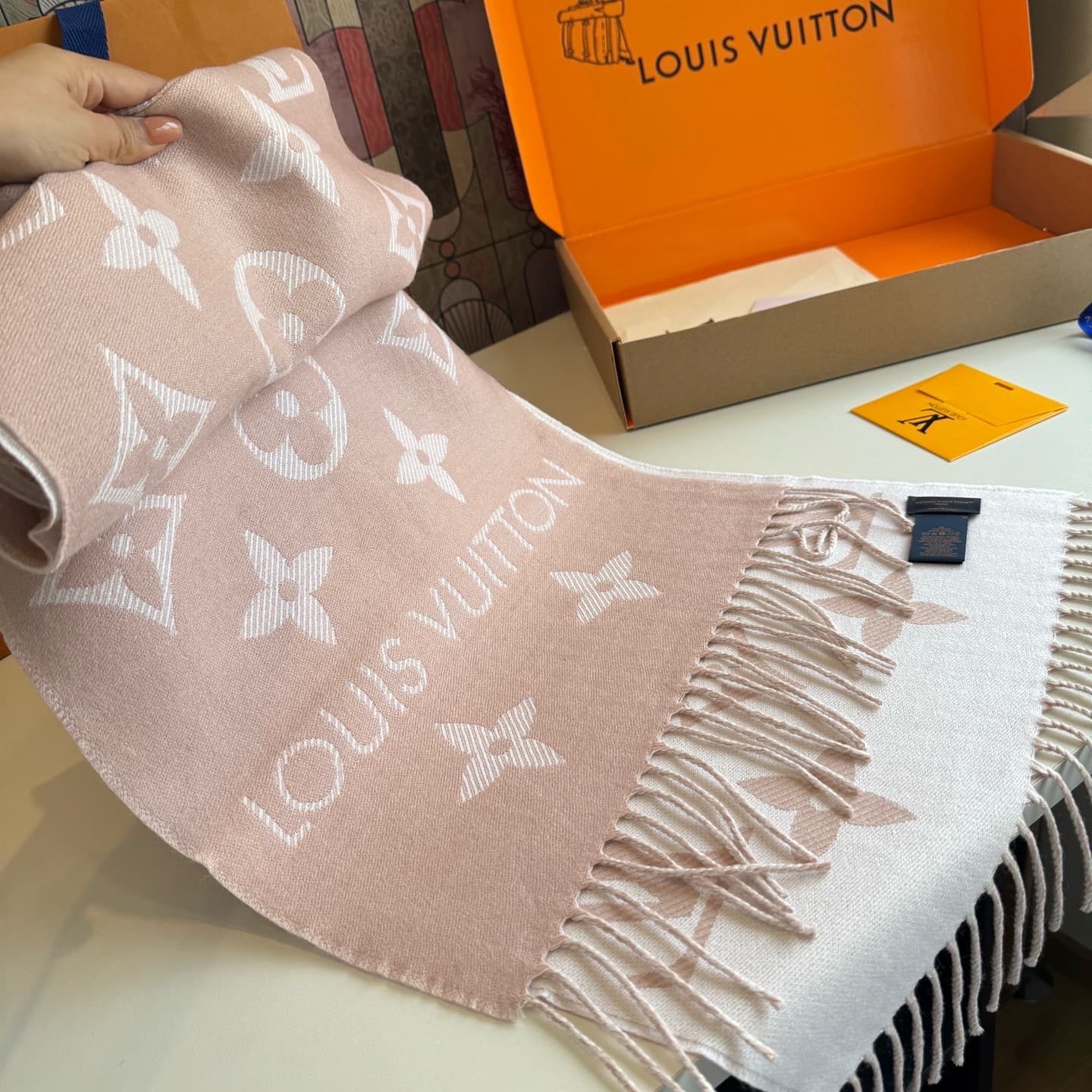 C30723 L family. The “High version” features the “L” logo on its new products! 【The L family’s new 5 color double-sided wool scarf】 180*30cm, 100% wool. The Simply L family’s scarf highlights the classic Monogram pattern, enhancing the design heritage whi — image 8