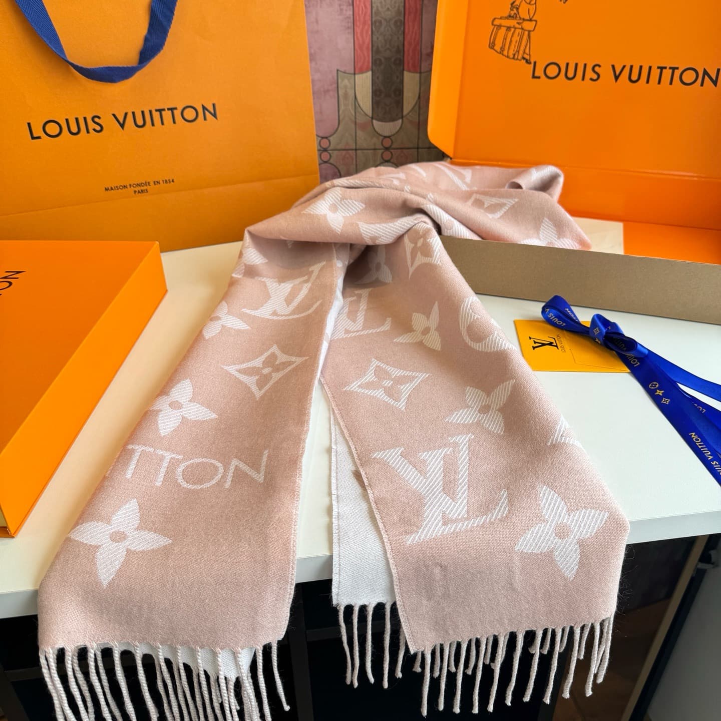 C30723 L family. The “High version” features the “L” logo on its new products! 【The L family’s new 5 color double-sided wool scarf】 180*30cm, 100% wool. The Simply L family’s scarf highlights the classic Monogram pattern, enhancing the design heritage whi — image 4