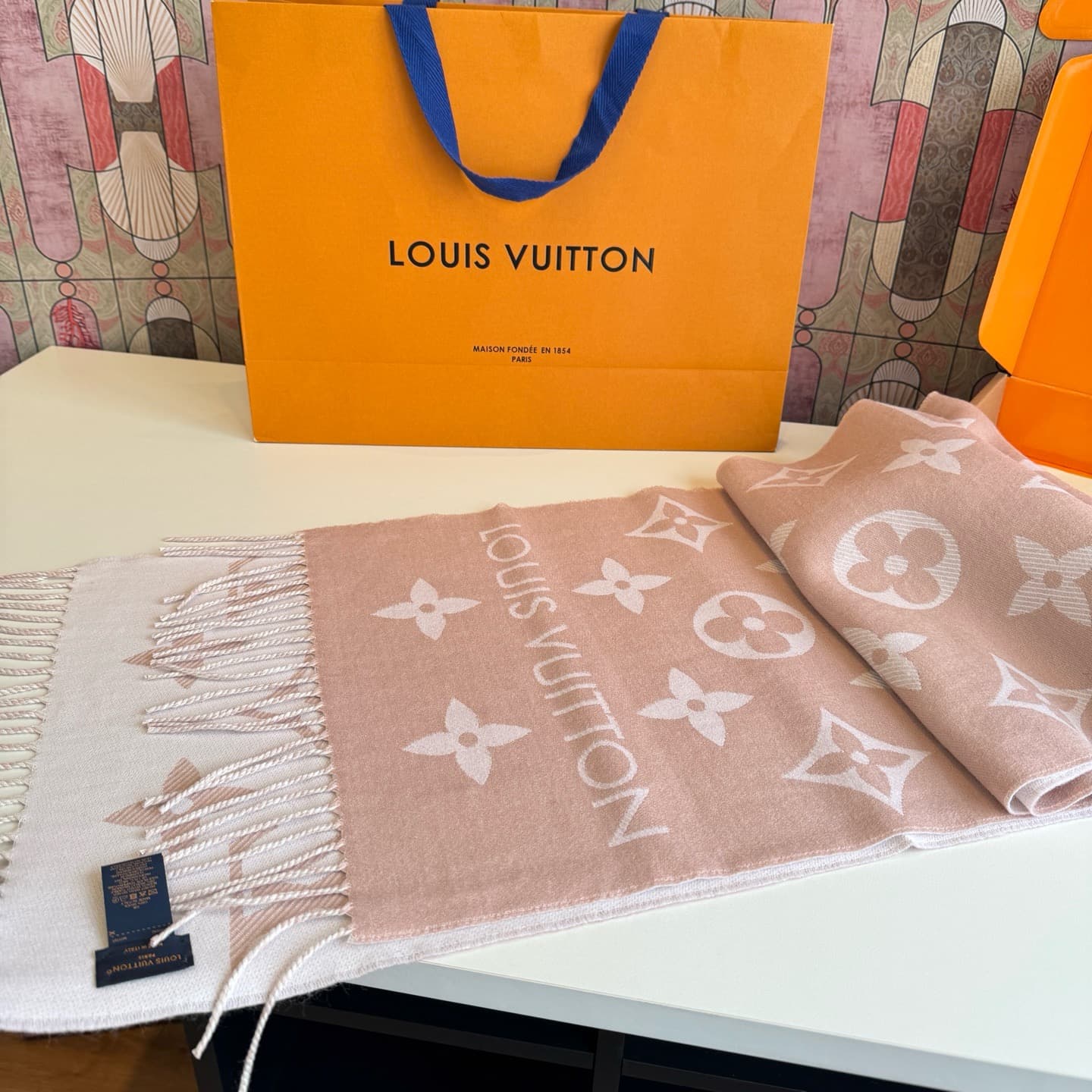 C30723 L family. The “High version” features the “L” logo on its new products! 【The L family’s new 5 color double-sided wool scarf】 180*30cm, 100% wool. The Simply L family’s scarf highlights the classic Monogram pattern, enhancing the design heritage whi — image 7