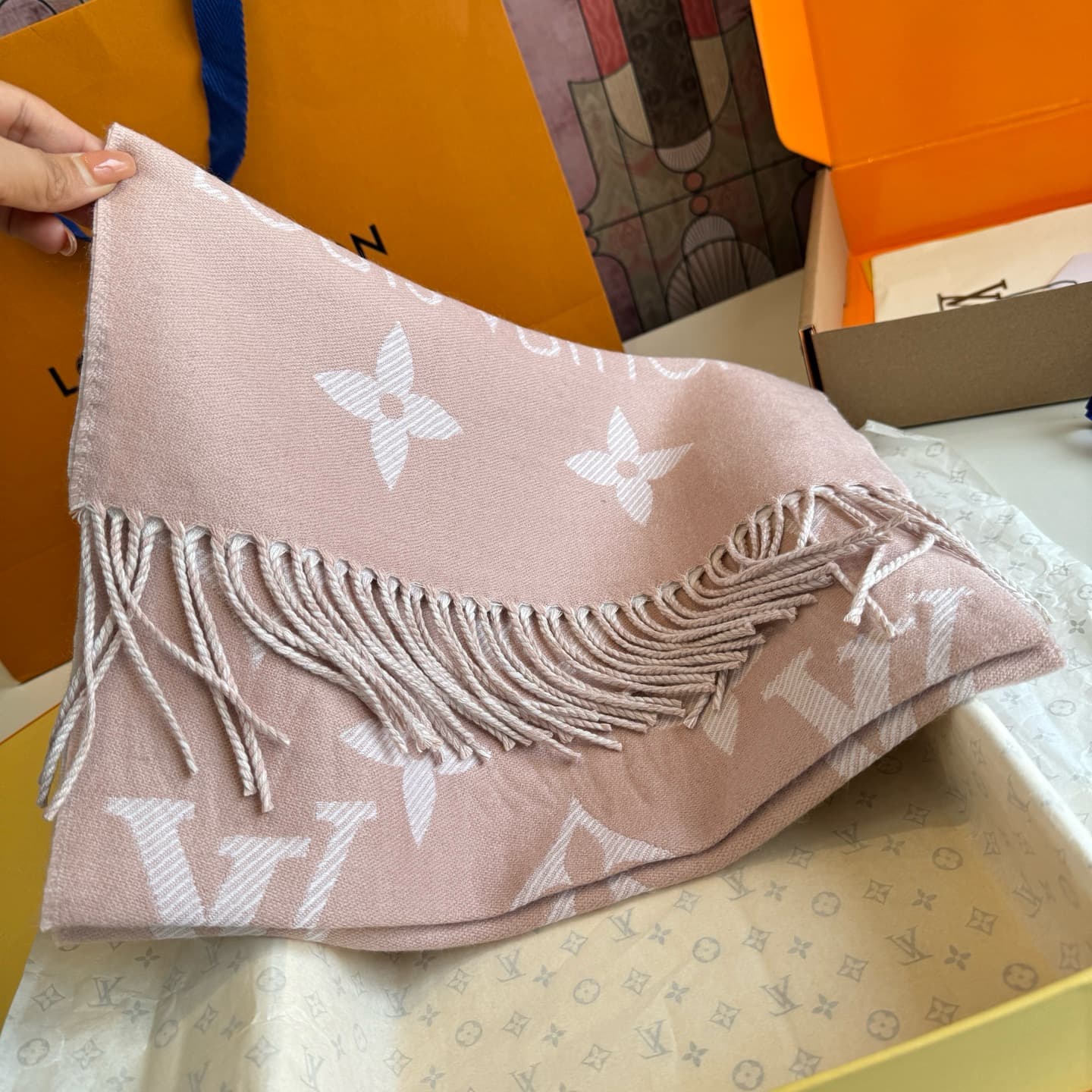 C30723 L family. The “High version” features the “L” logo on its new products! 【The L family’s new 5 color double-sided wool scarf】 180*30cm, 100% wool. The Simply L family’s scarf highlights the classic Monogram pattern, enhancing the design heritage whi — image 5