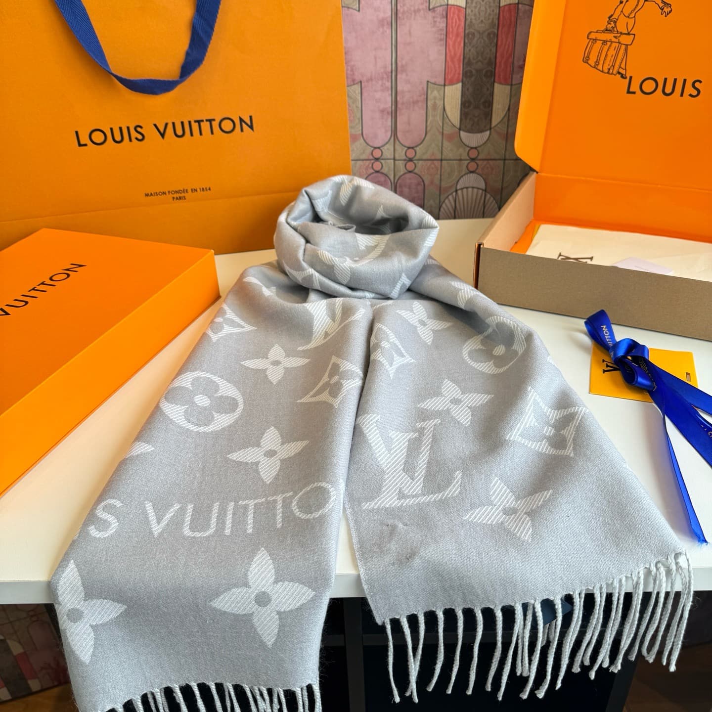 C30722 L brand. The [high-quality version] features the “L” logo on the new product! [L’s new 5 color dual-sided wool scarf] has colors such as 180, 30cm, and 100. The Simply L scarf highlights the classic Monogram pattern, enhancing the design tradition  — image 4