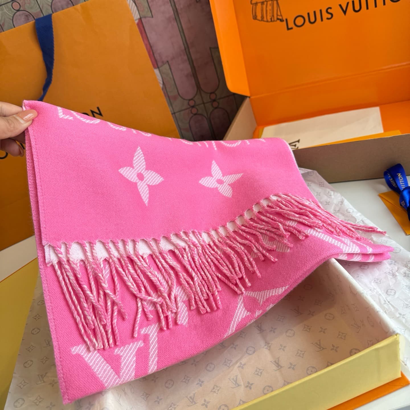C30721 L brand. The [high-quality version] features the “L” logo on its new products! 【The new 5 color dual-sided wool scarf from Simply L】 Available in colors 180, 30cm, and 100; made of wool. The scarf from Simply L highlights the classic Monogram patte — image 5