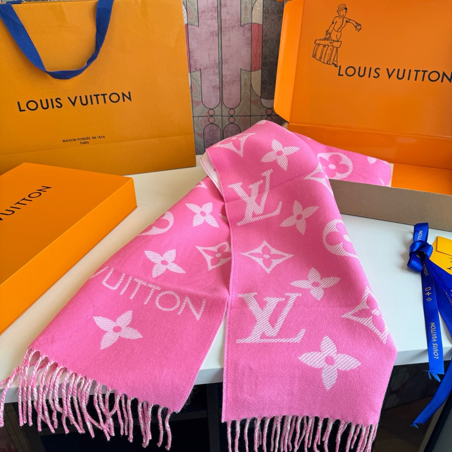 C30721 L brand. The [high-quality version] features the “L” logo on its new products! 【The new 5 color dual-sided wool scarf from Simply L】 Available in colors 180, 30cm, and 100; made of wool. The scarf from Simply L highlights the classic Monogram patte — image 3