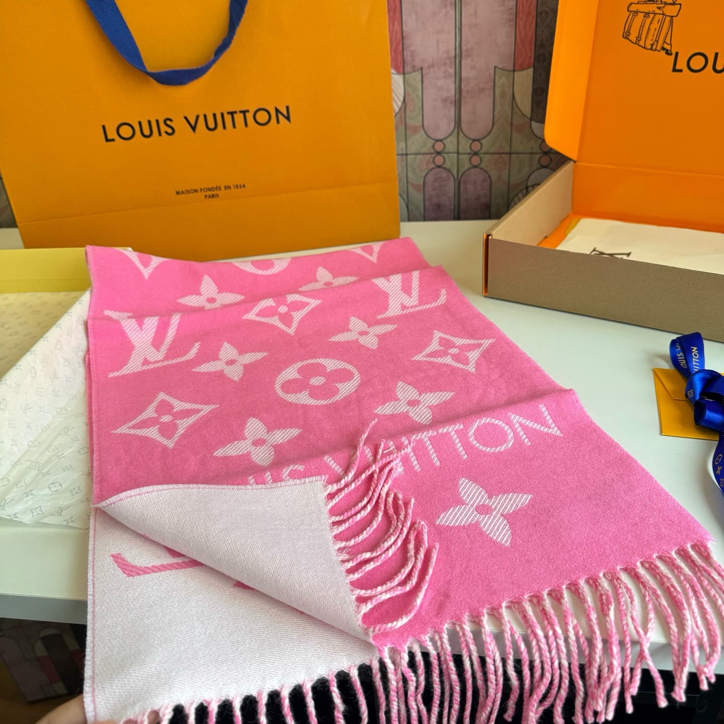 C30721 L brand. The [high-quality version] features the “L” logo on its new products! 【The new 5 color dual-sided wool scarf from Simply L】 Available in colors 180, 30cm, and 100; made of wool. The scarf from Simply L highlights the classic Monogram patte — image 7