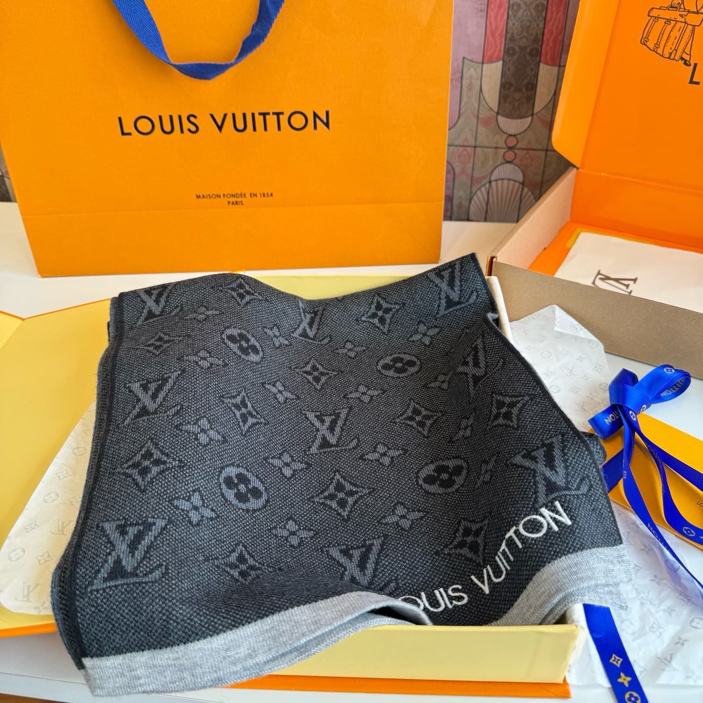 C30720 LV [MONOGRAM CLASSIC] has launched a stunning scarf featuring the iconic Mono woven pattern❤️. It is of extremely high quality‼️ The entire scarf exudes a premium aura, yet remains delicate and subtle, highlighting both fashion and elegance. It is  — image 8