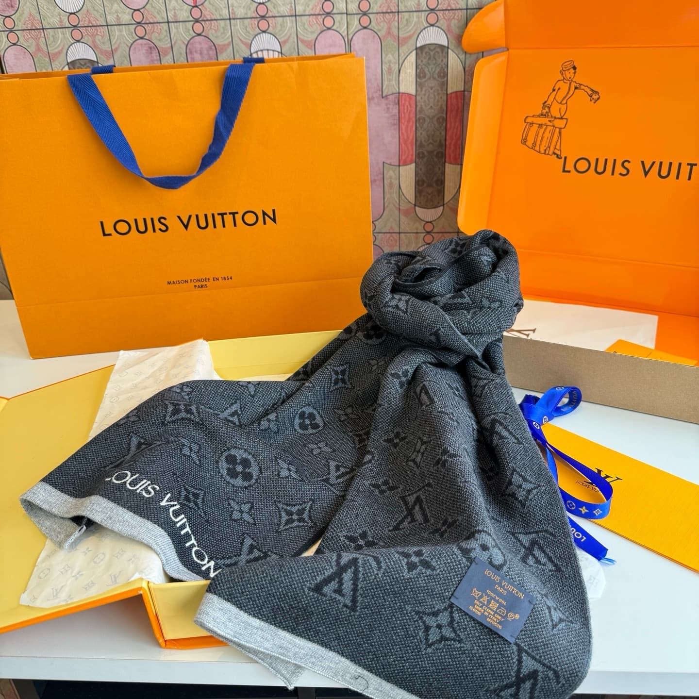 C30720 LV [MONOGRAM CLASSIC] has launched a stunning scarf featuring the iconic Mono woven pattern❤️. It is of extremely high quality‼️ The entire scarf exudes a premium aura, yet remains delicate and subtle, highlighting both fashion and elegance. It is  — image 3