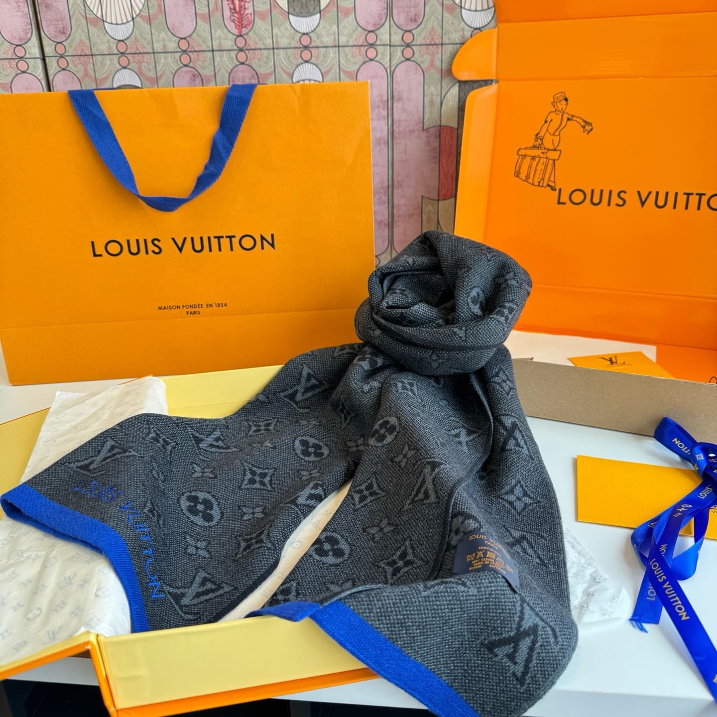 C30719 LV [MONOGRAM CLASSIC] has launched the iconic Mono woven pattern scarf ❤️ – of extremely high quality‼️ The entire scarf exudes a premium aura, yet remains delicate and understated. It combines fashion and elegance. This scarf is made using the mos — image 8