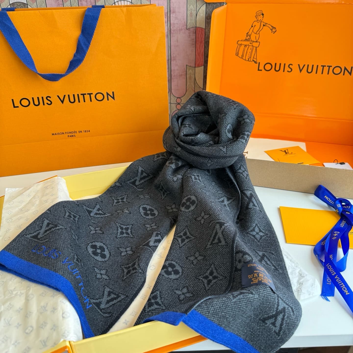 C30719 LV [MONOGRAM CLASSIC] has launched the iconic Mono woven pattern scarf ❤️ – of extremely high quality‼️ The entire scarf exudes a premium aura, yet remains delicate and understated. It combines fashion and elegance. This scarf is made using the mos — image 3