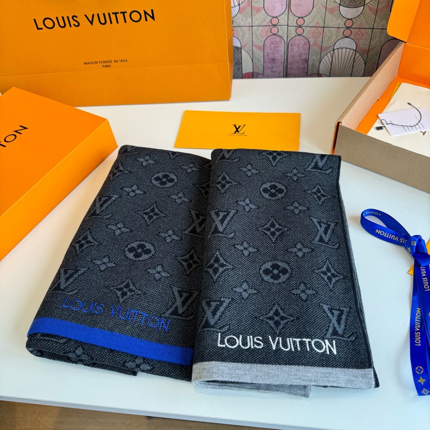 C30719 LV [MONOGRAM CLASSIC] has launched the iconic Mono woven pattern scarf ❤️ – of extremely high quality‼️ The entire scarf exudes a premium aura, yet remains delicate and understated. It combines fashion and elegance. This scarf is made using the mos — image 2