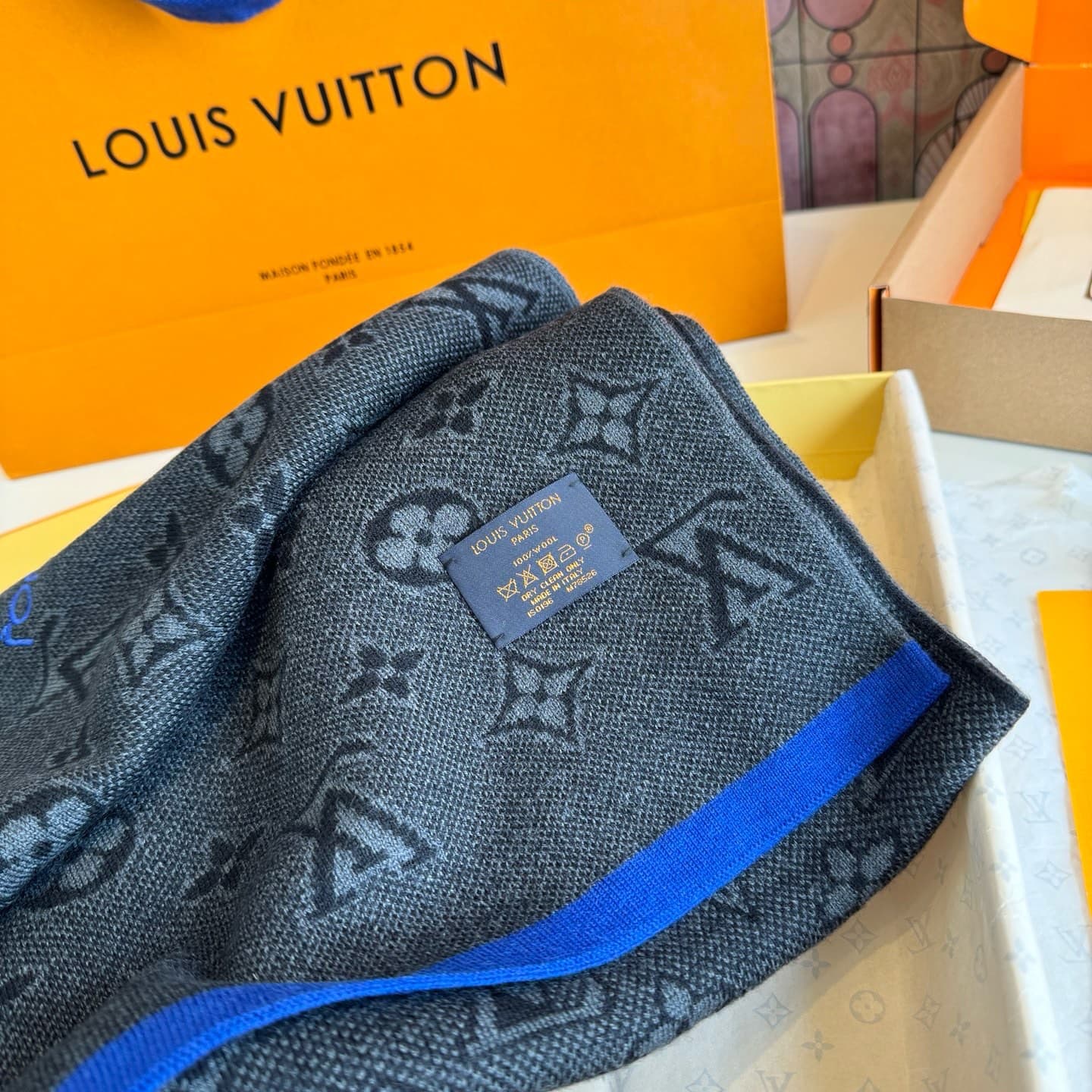 C30719 LV [MONOGRAM CLASSIC] has launched the iconic Mono woven pattern scarf ❤️ – of extremely high quality‼️ The entire scarf exudes a premium aura, yet remains delicate and understated. It combines fashion and elegance. This scarf is made using the mos — image 6