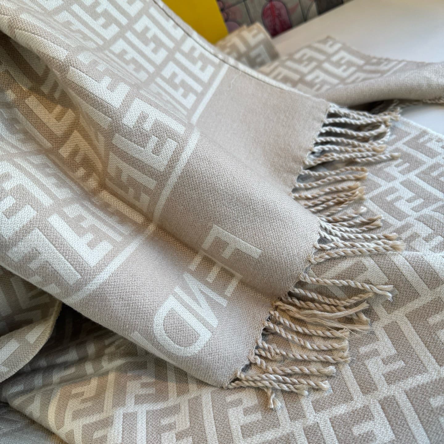 C30714 𝐅𝐞𝐧𝐝𝐢 • 𝟐𝟒𝐍𝐞𝐰《FF Roman Cloak》Soft Oatmeal Color — image 7