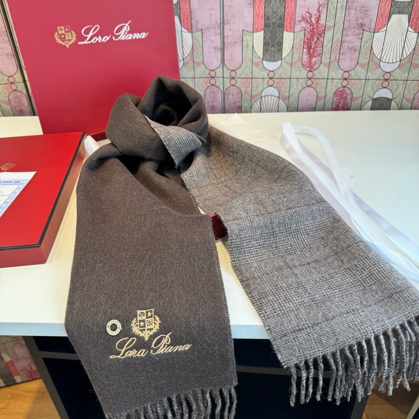 C30712 Loro Piana · Nooyoupania❗️Available on the official website as well. Remnants from trading companies. Top-quality cashmere scarves and shawls. Highly recommended❗The scarf features a dual-color pattern; one scarf can be worn in two different styles — image 3