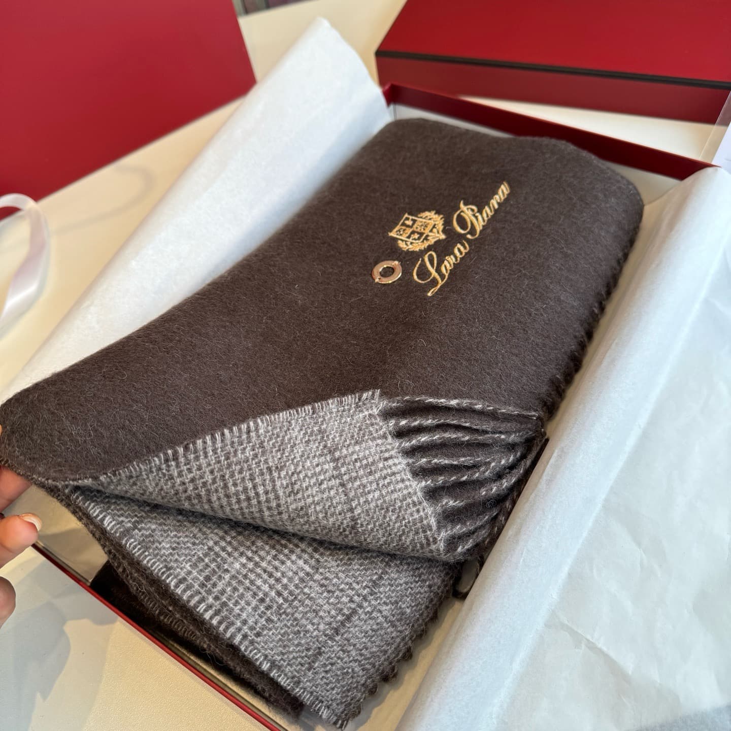 C30712 Loro Piana · Nooyoupania❗️Available on the official website as well. Remnants from trading companies. Top-quality cashmere scarves and shawls. Highly recommended❗The scarf features a dual-color pattern; one scarf can be worn in two different styles — image 4