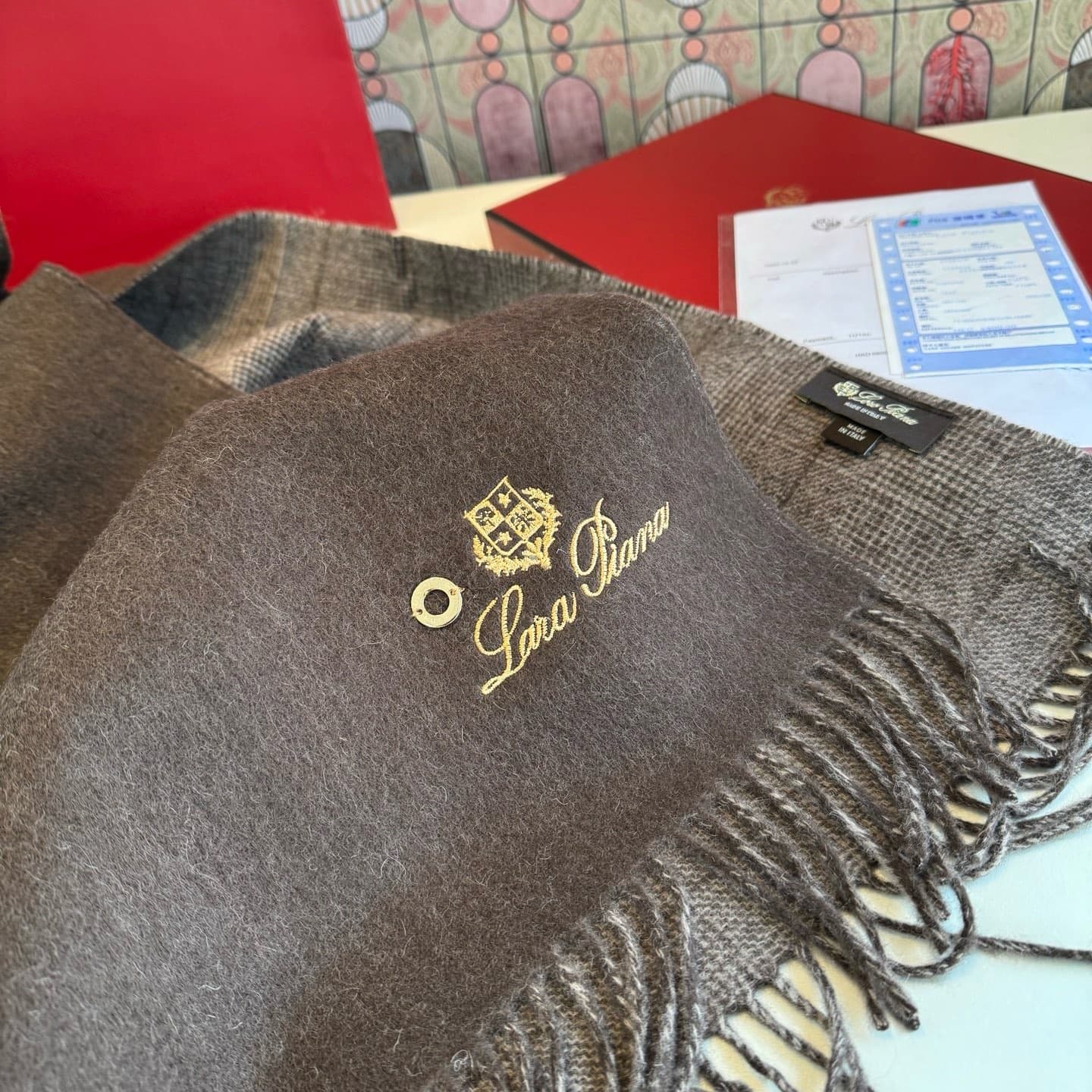 C30712 Loro Piana · Nooyoupania❗️Available on the official website as well. Remnants from trading companies. Top-quality cashmere scarves and shawls. Highly recommended❗The scarf features a dual-color pattern; one scarf can be worn in two different styles — image 8