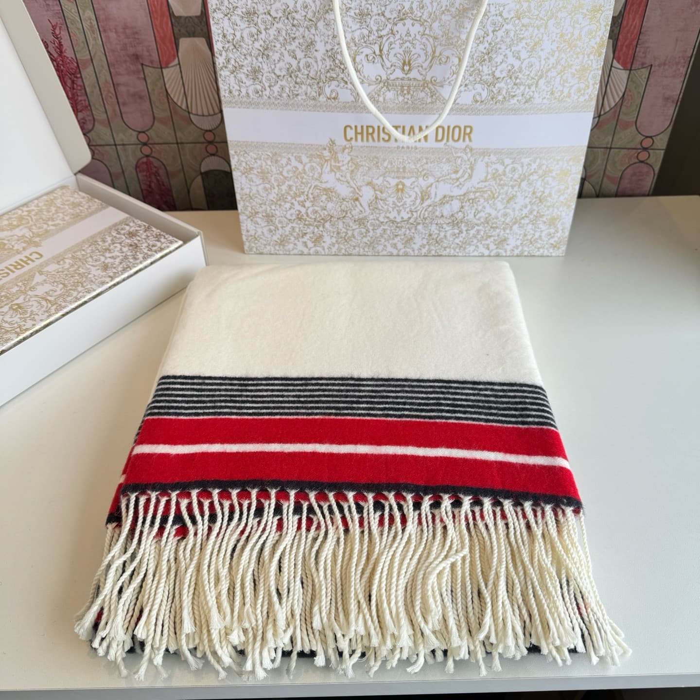 C30711 The best product in the country! NO.1❗️~ It’s going to become very popular in the online shopping community. This large shawl is really popular this year🔥 Because the actual product is truly amazing – it’s definitely a great item 👍❗️It’s a Dior sha — image 5
