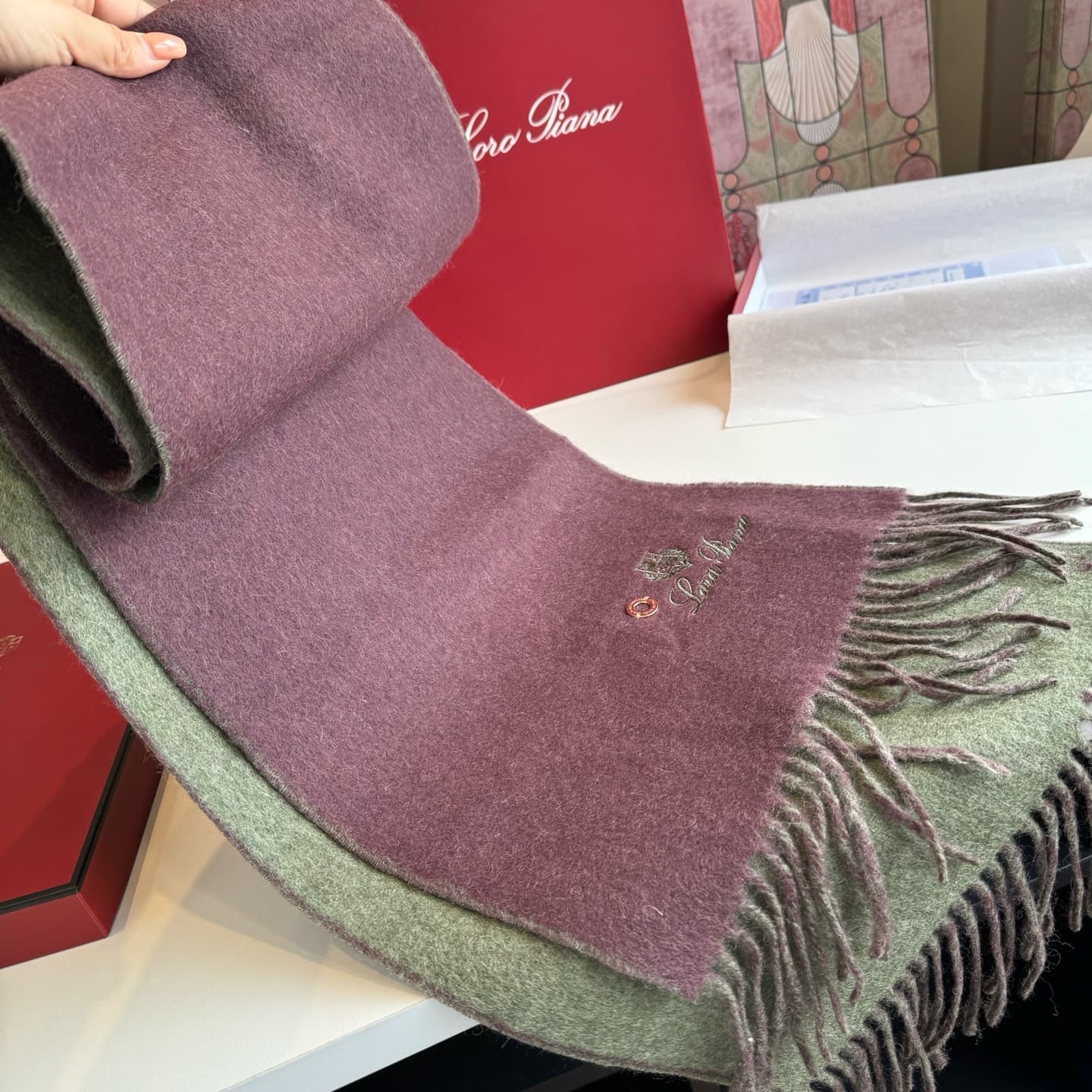 C30710 Loro Piana · Nooyoupianya❗️Available on the official website as leftover stock from trading companies. High-quality cashmere scarves and shawls – highly recommended❗The scarves feature a dual-color pattern; one scarf can be worn in two different st — image 4