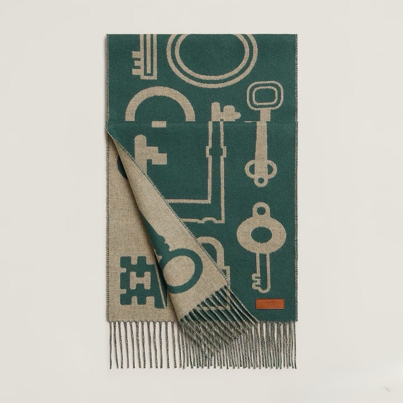 C30704 【New Model Key-Style Double-Sided Cashmere Scarf】 Highly recommended; a rare high-end product! A great gift for family members. It’s a very nice men’s scarf – the fabric is excellent, soft, and comfortable; it has a slight water-like texture. The d — image 1